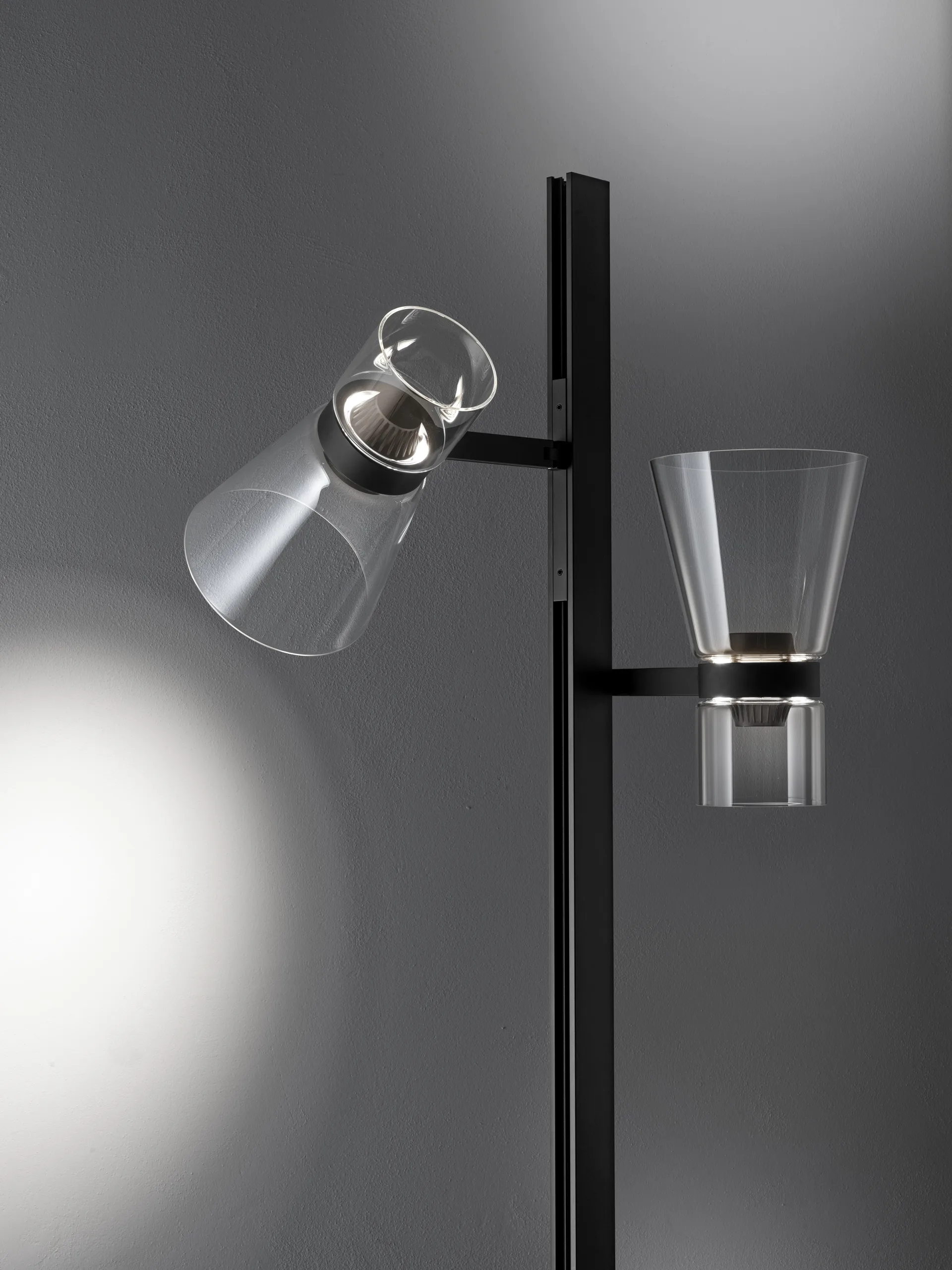 Nocturne F2 cone gulvlampe - Svart,  Flos