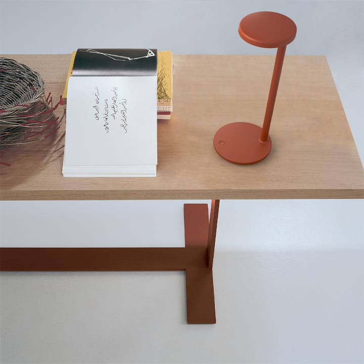 Oblique Qi bordlampe, Salvie Flos