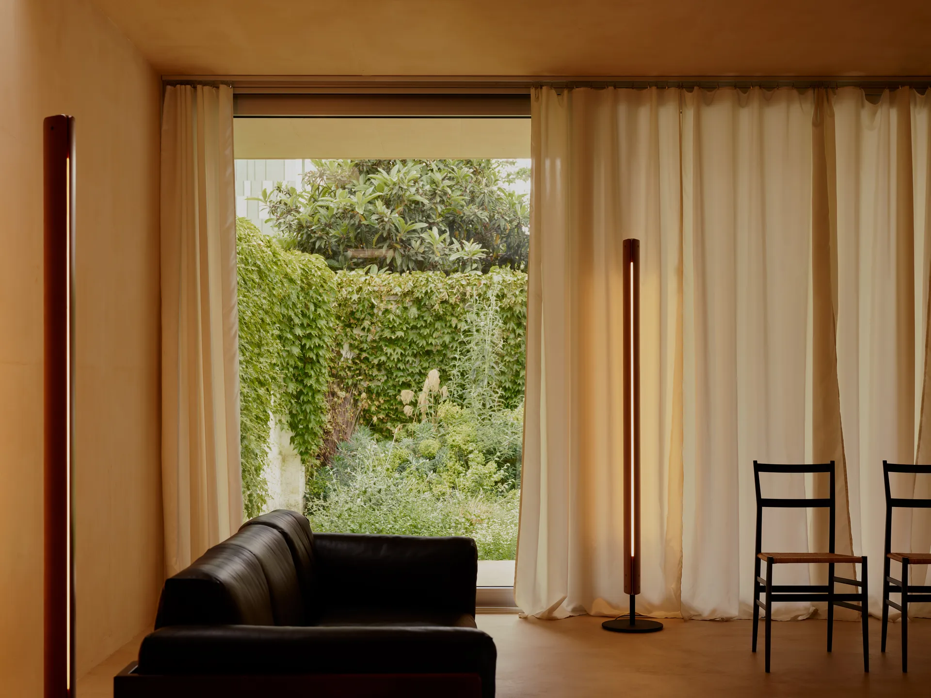 Seki-han gulvlampe 226 cm, Heat treatened ash-black metal Flos