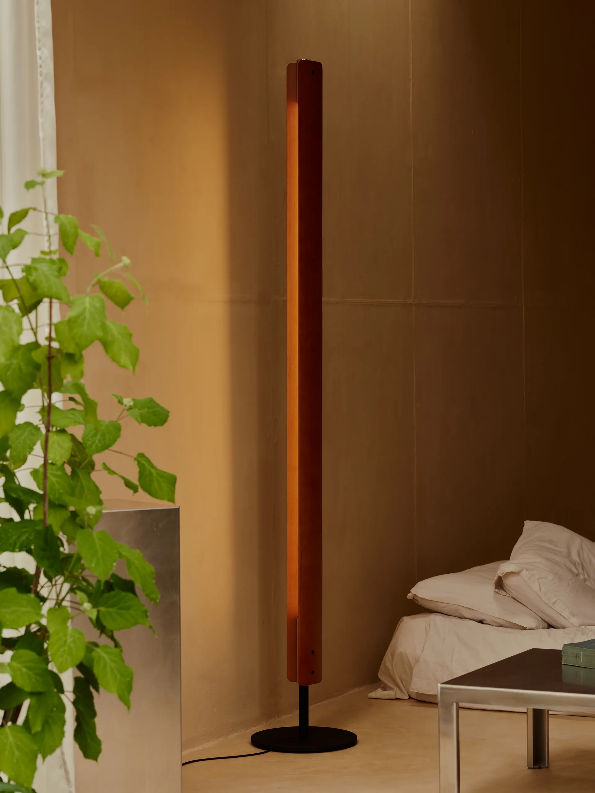 Seki-han gulvlampe 226 cm, Heat treatened ash-black metal Flos