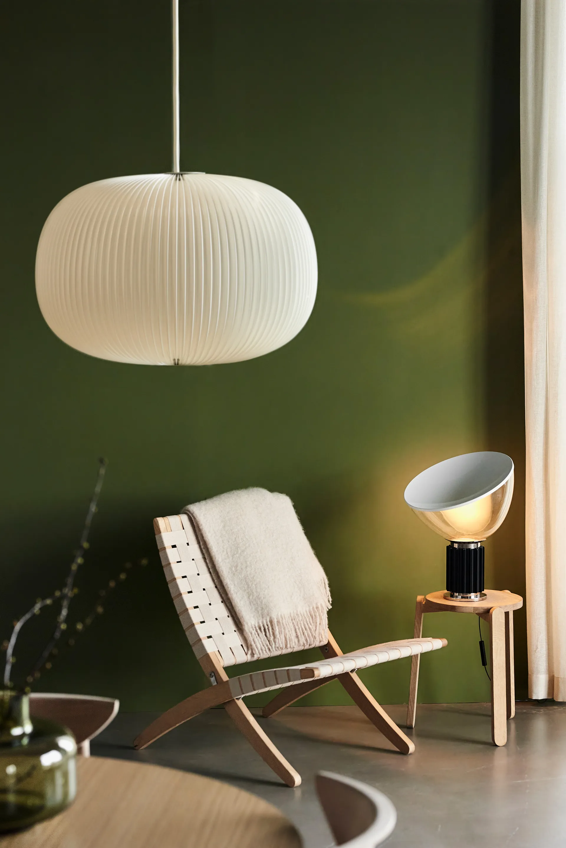 Taccia Small bordlampe LED 48,5 cm, Svart-glasskuppel Flos