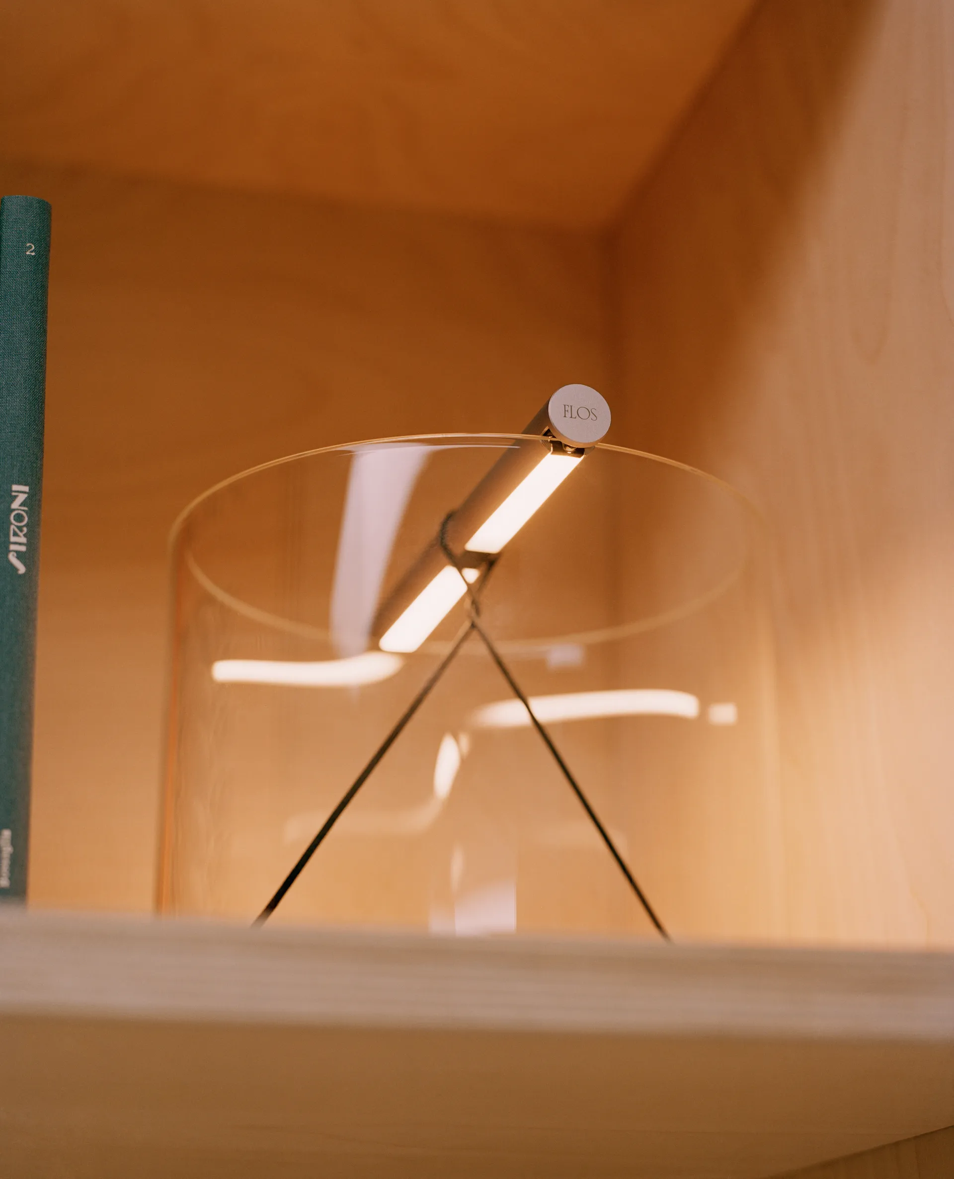 To-Tie T1 bordlampe, Anodisert aluminium Flos