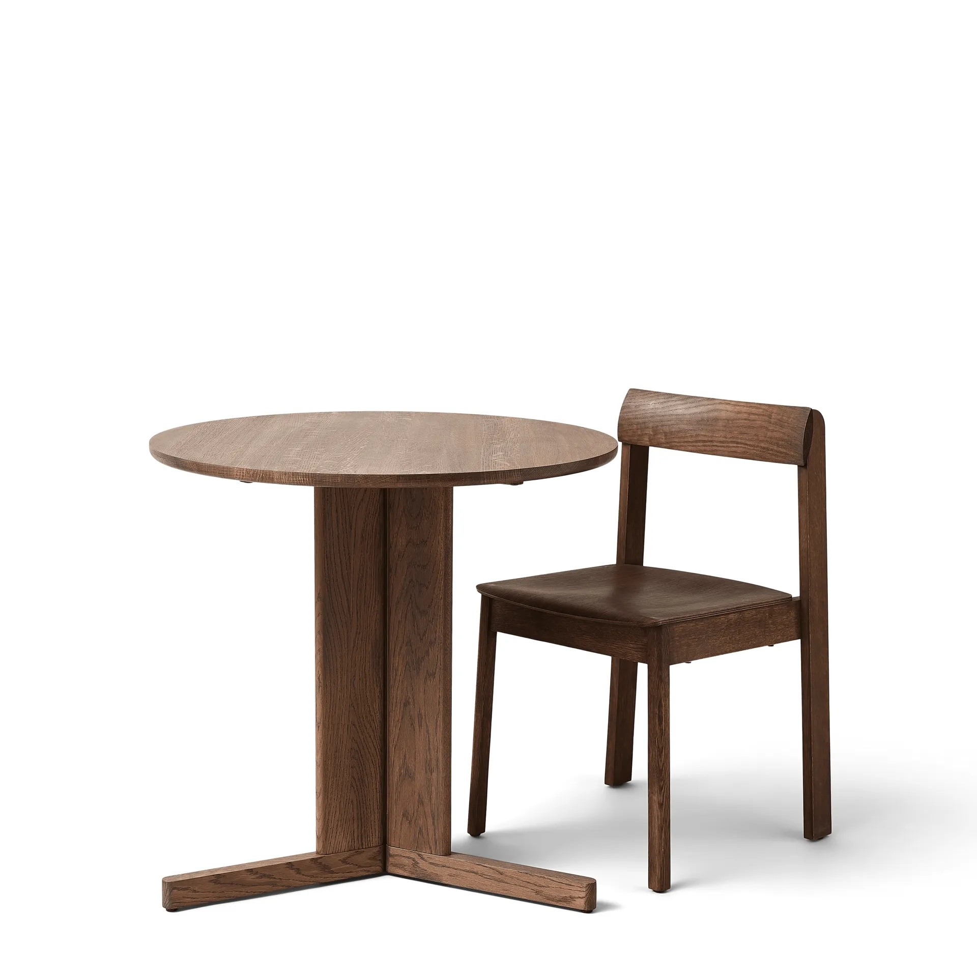 Trefoil spisebord Ø75 cm, Røkt eik Form & Refine