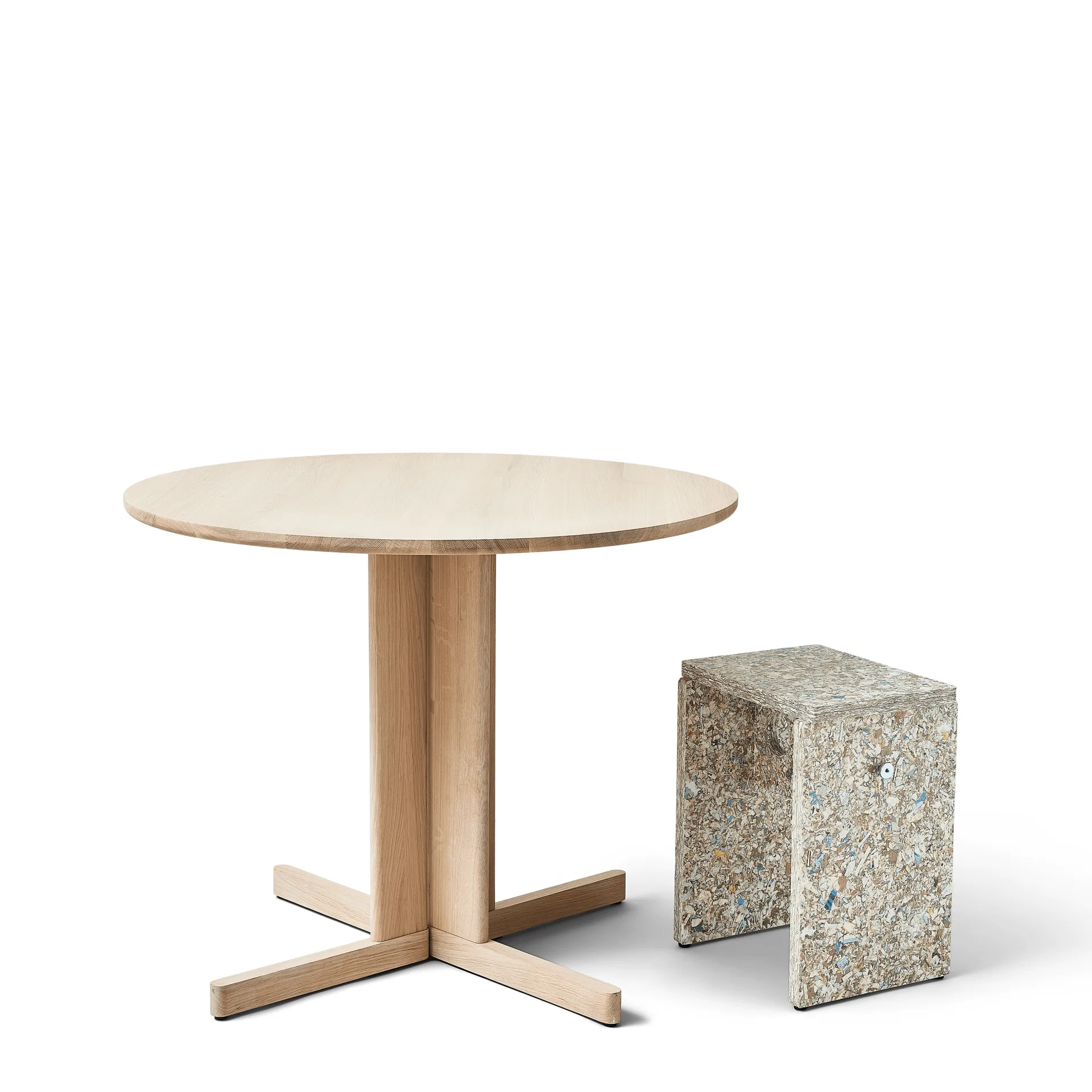 Trefoil spisebord Ø90 cm, Hvit eik Form & Refine
