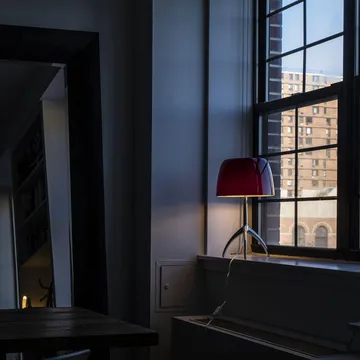 Lumiere Grande Dimbar bordlampe - kirsebærrød, champagne - Foscarini