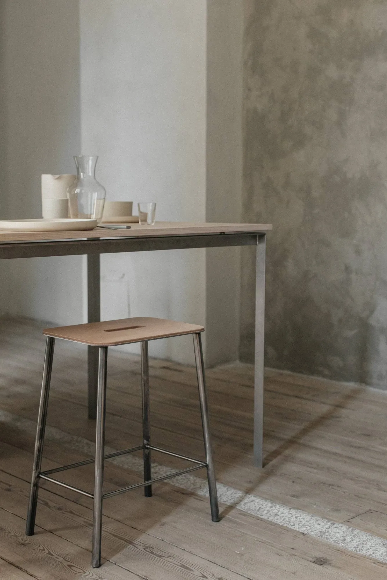 Adam krakk, Raw steel-natural leather, H:50 cm FRAMA