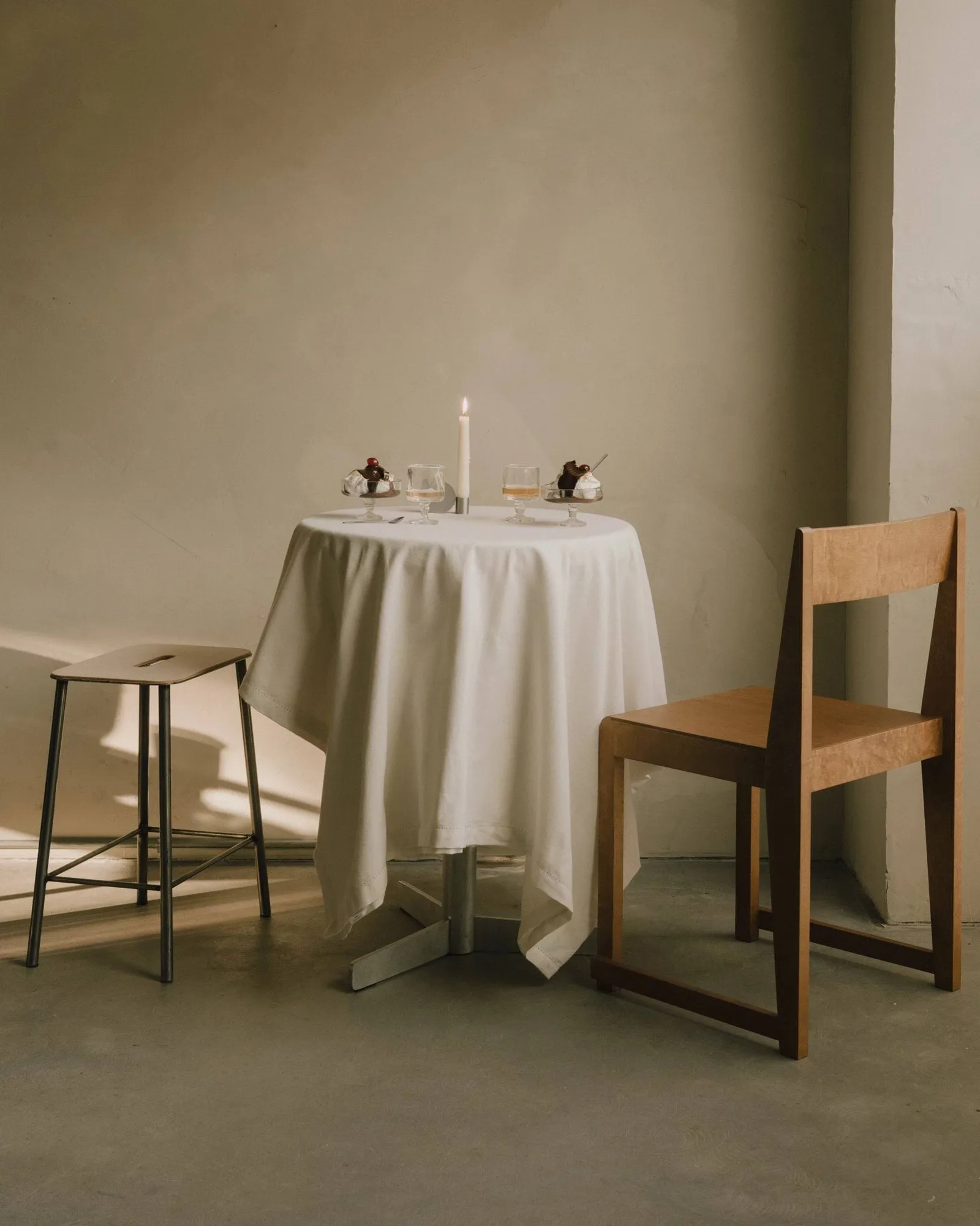 Adam krakk, Raw steel-natural leather, H:65 cm FRAMA