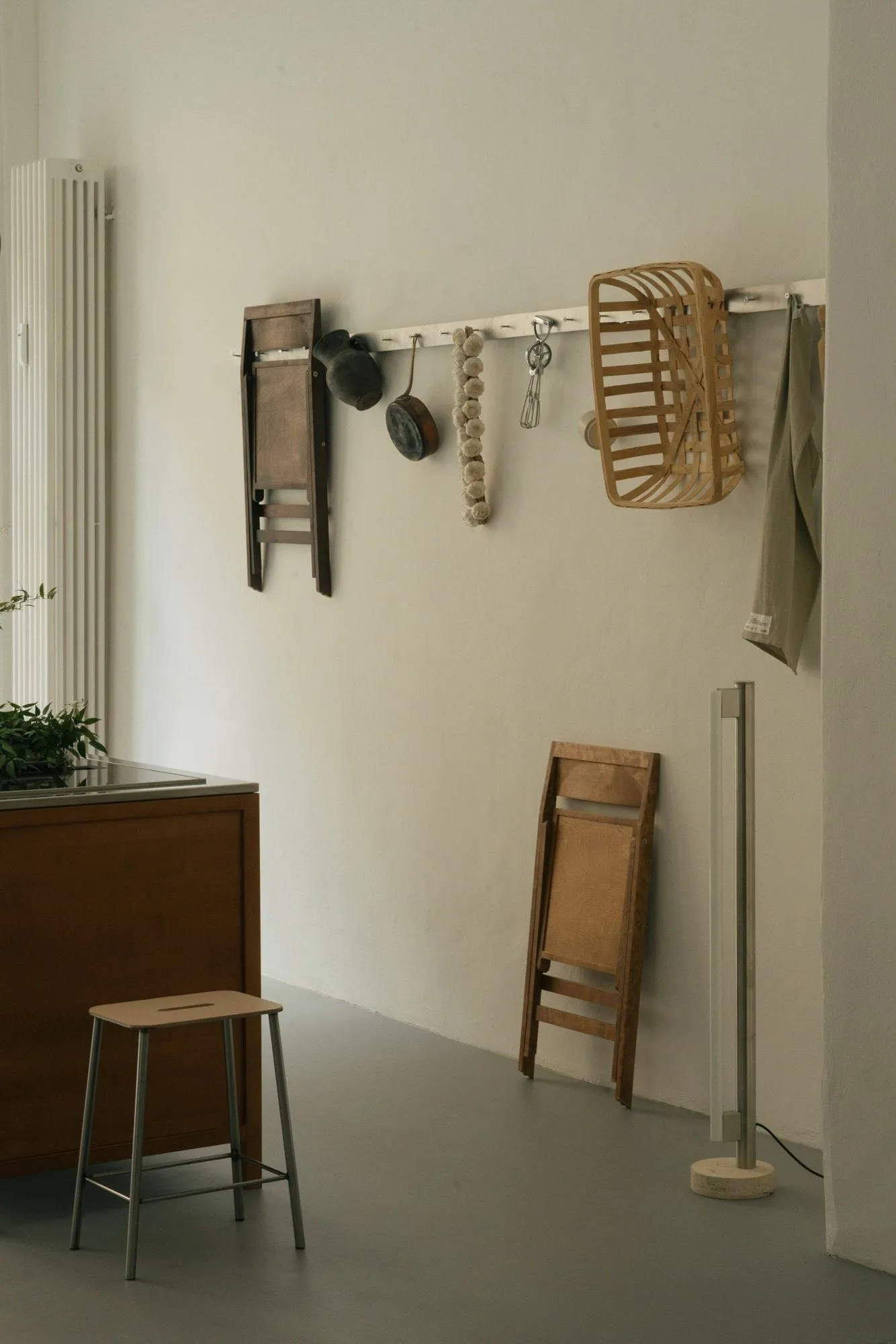 Adam krakk, Raw steel-natural leather, H:65 cm FRAMA