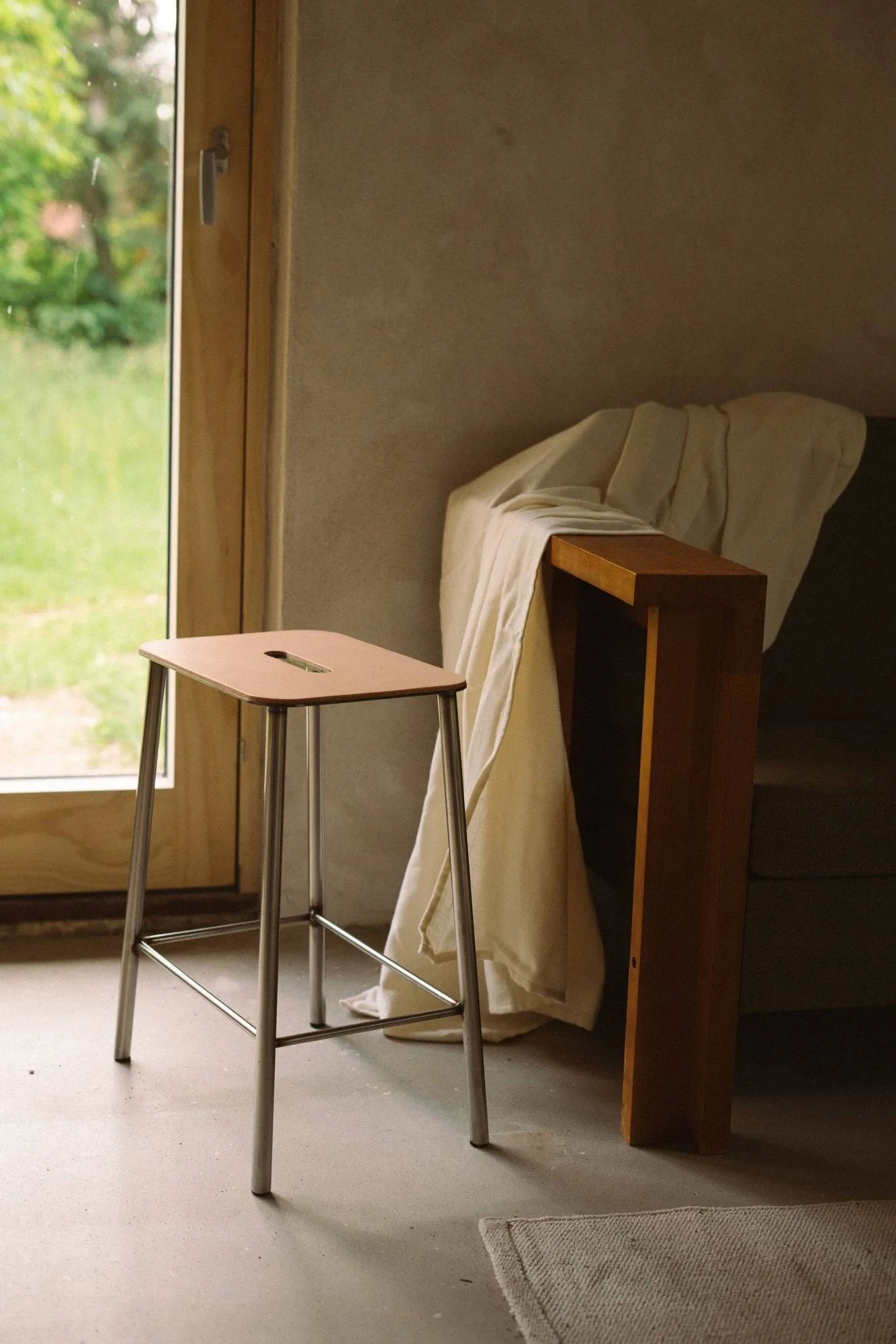 Adam krakk, Raw steel-natural leather, H:65 cm FRAMA