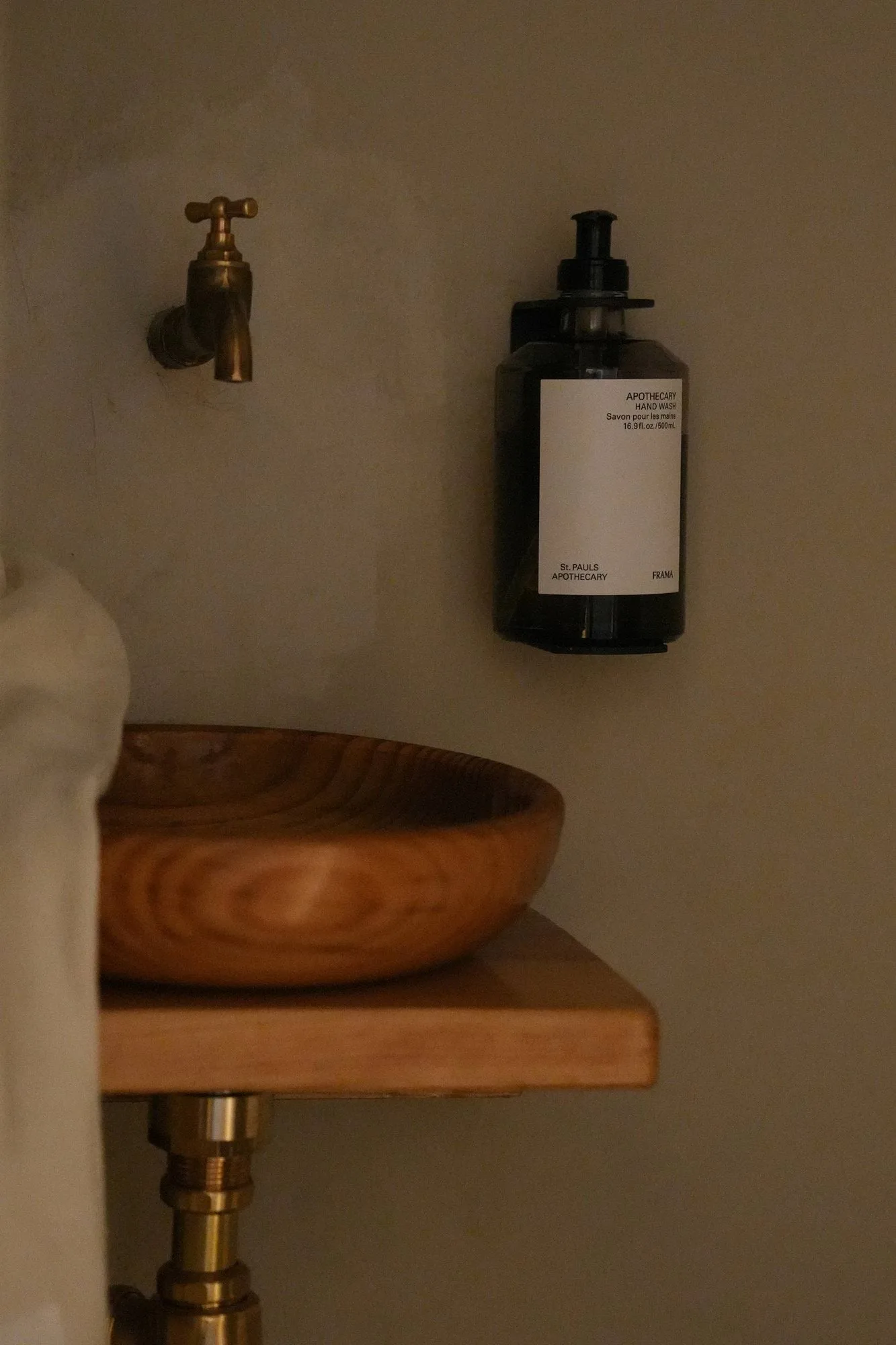 FRAMA veggholder for såpe/håndlotion 375 ml, Svart FRAMA