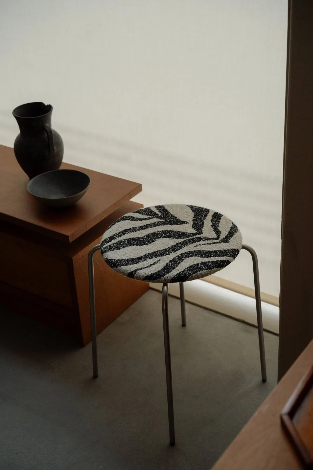 Petit Rond rund krakk, Rustfritt stål-stoff Zebra FRAMA