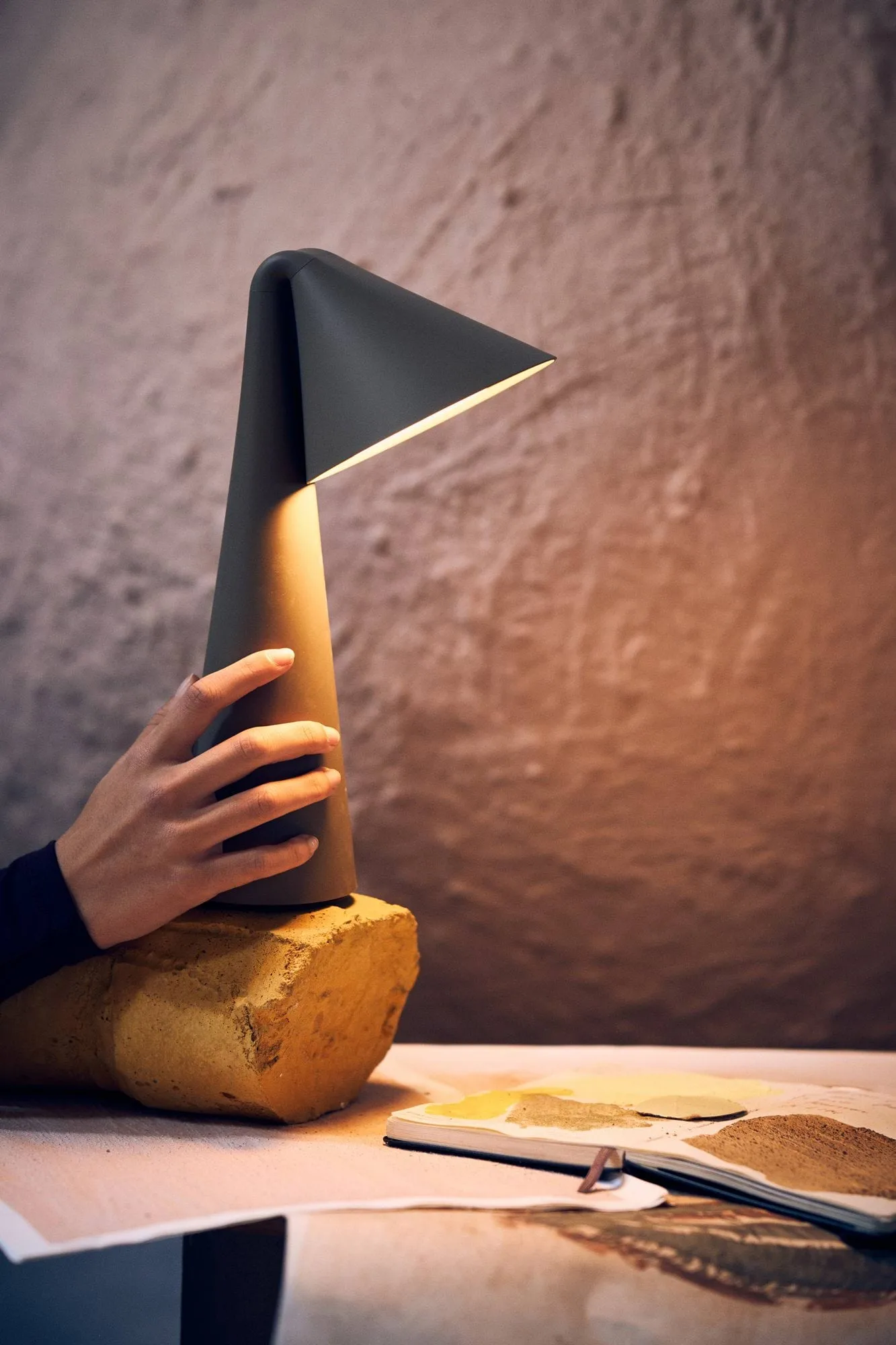 Ami bordlampe portabel, Olive stone, 31,6 cm Frandsen