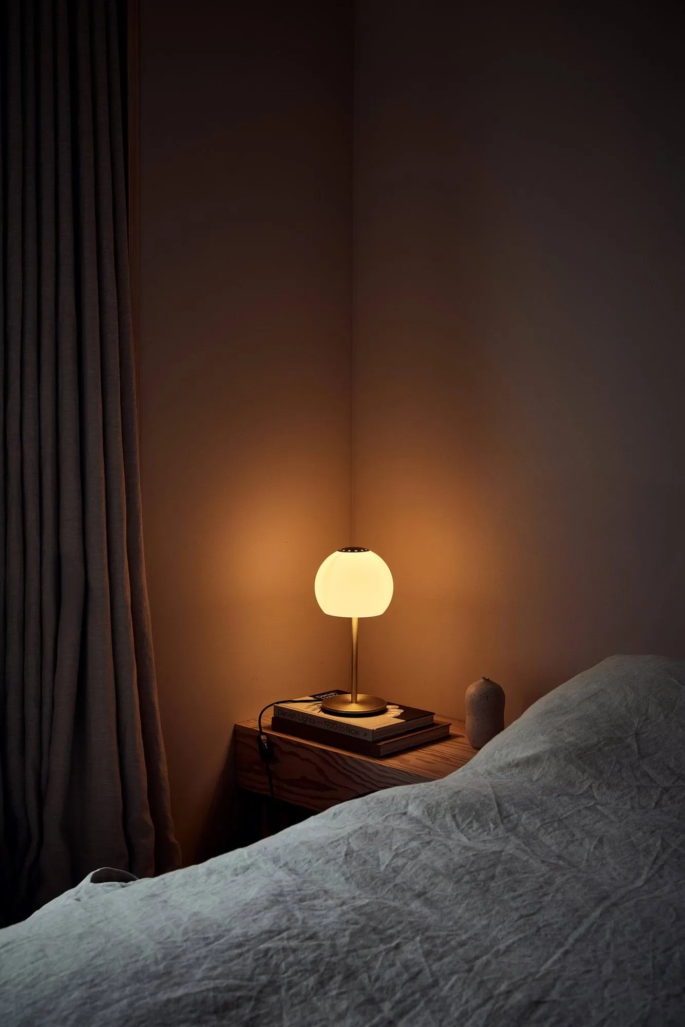 Ball glass bordlampe, Sand Grey, Ø18 cm Frandsen