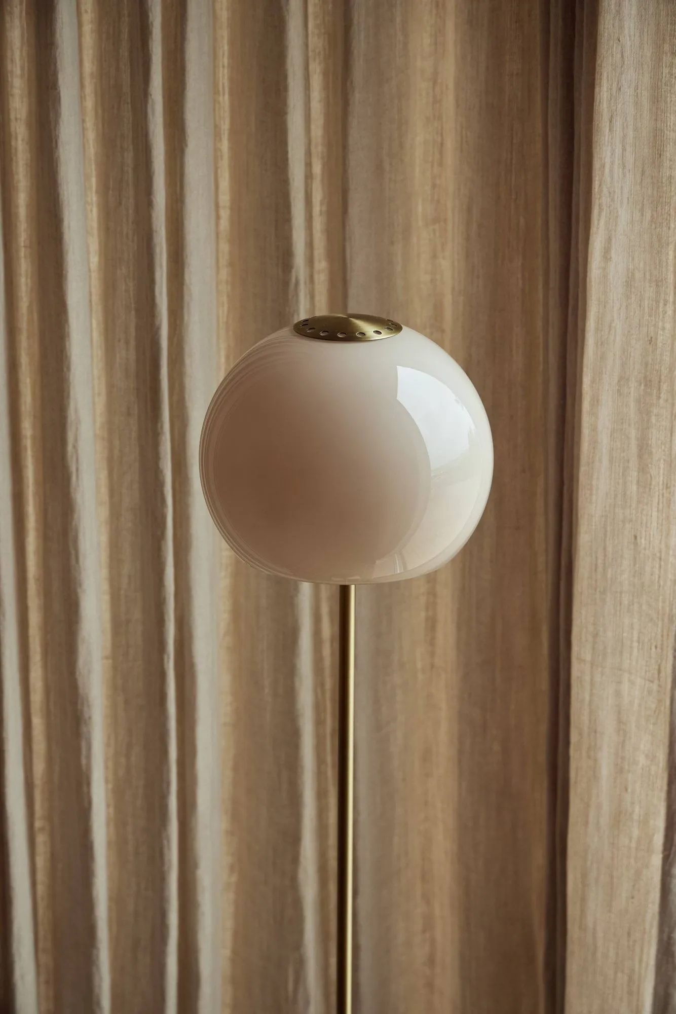 Ball glass gulvlampe, Sand Grey, 130 cm Frandsen