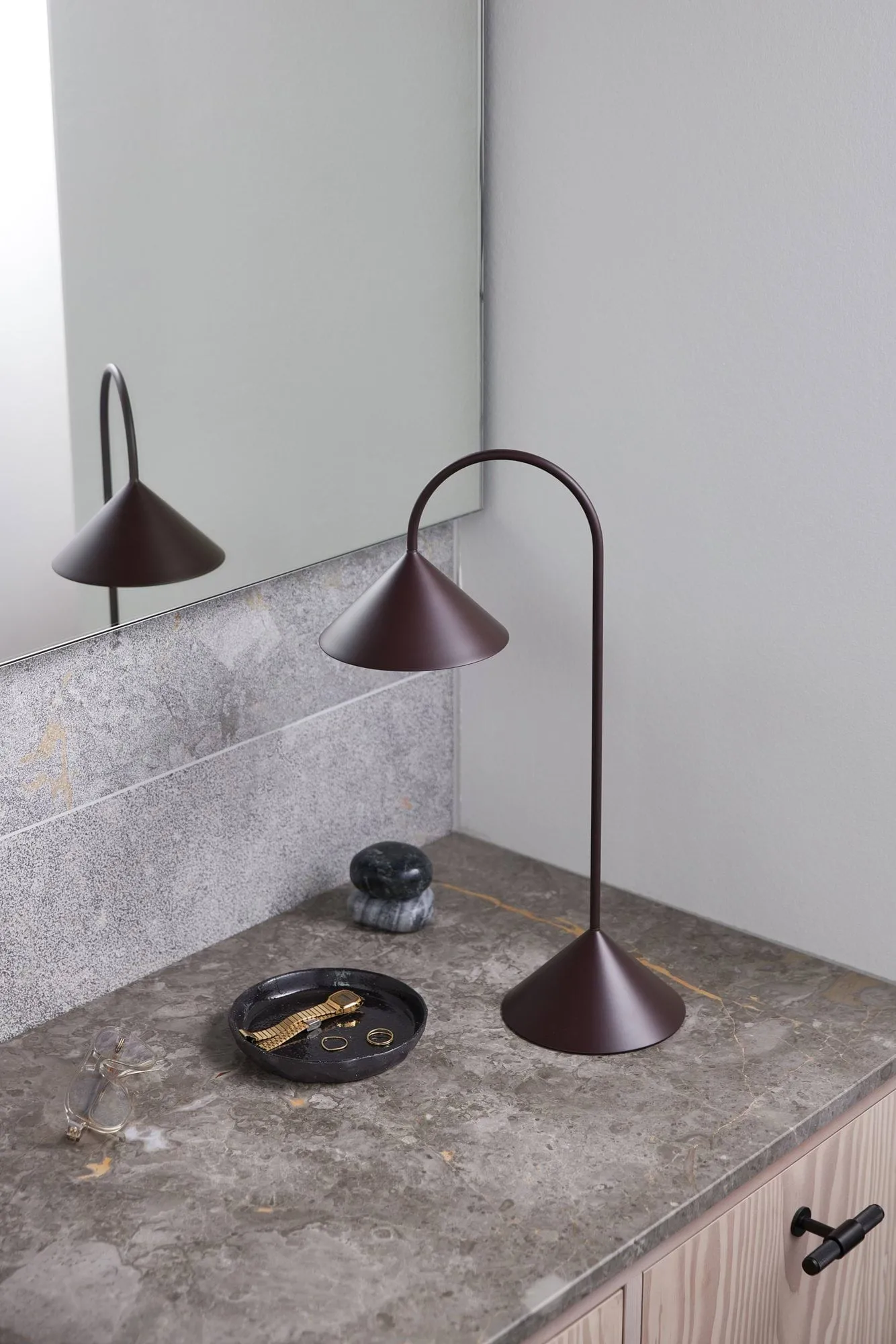 Grasp portable bordlampe, Matt Beetroot, 47 cm Frandsen