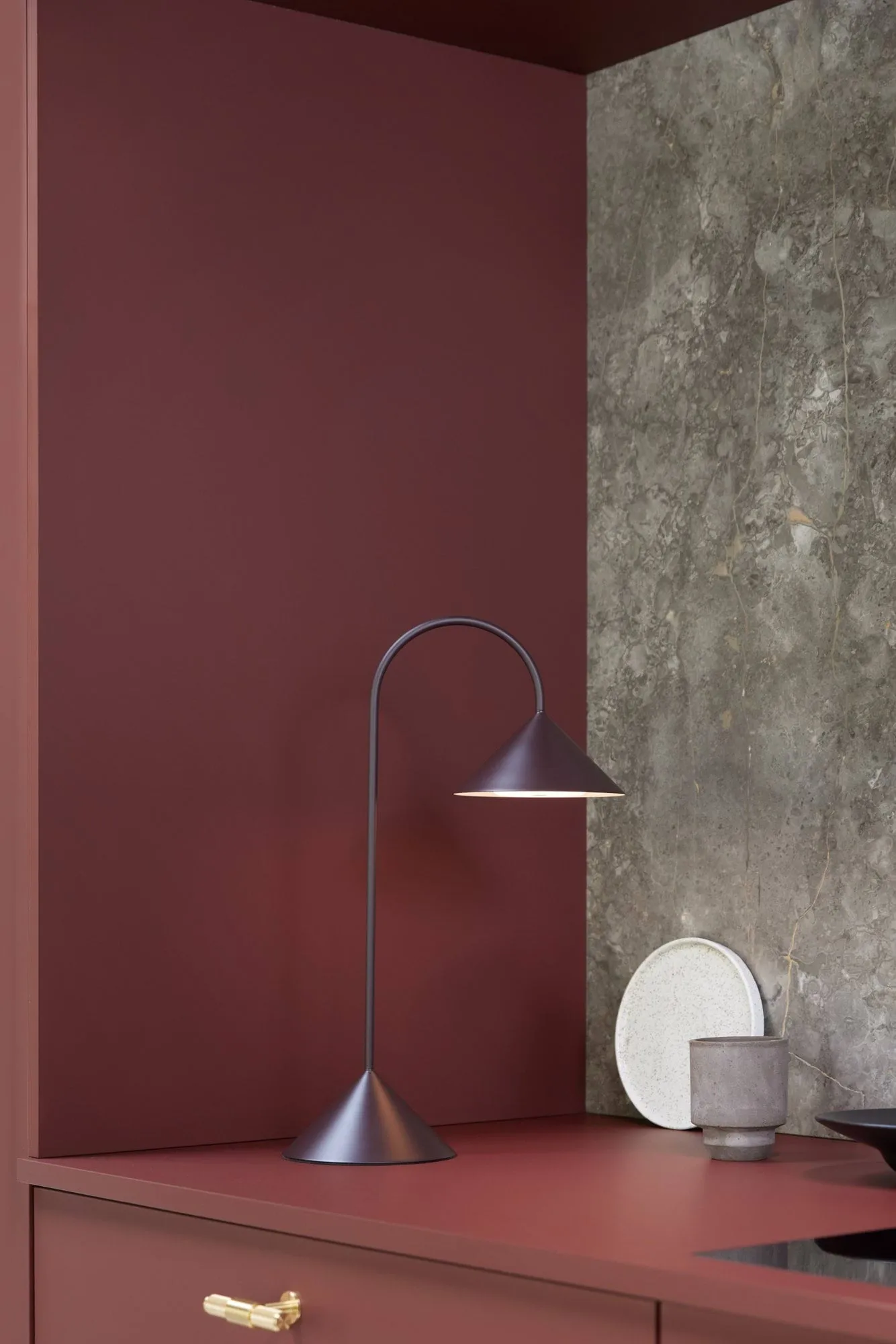 Grasp portable bordlampe, Matt Beetroot, 47 cm Frandsen
