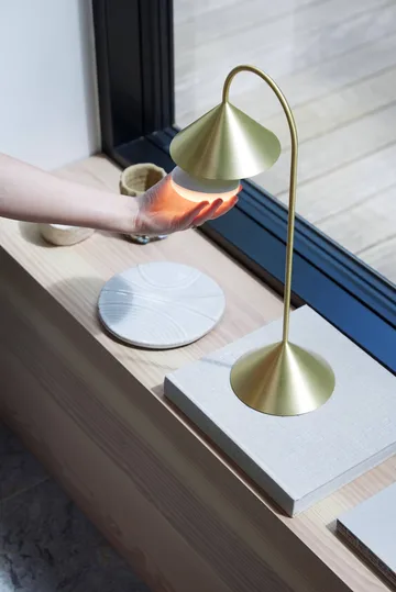 Grasp portable bordlampe - Solid Brass, 47 cm - Frandsen