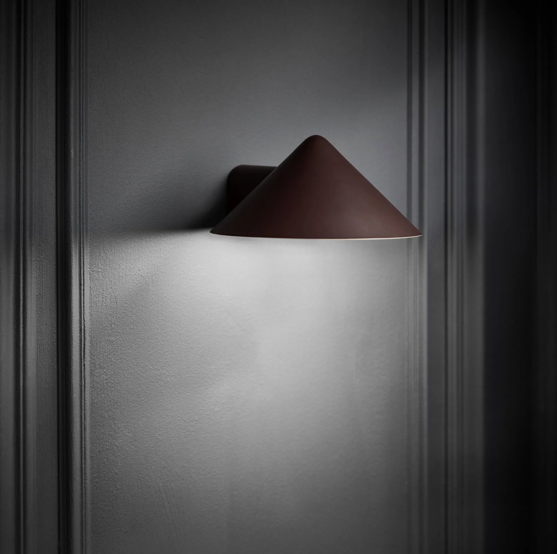 Grasp vegglampe, Matt Beetroot Frandsen