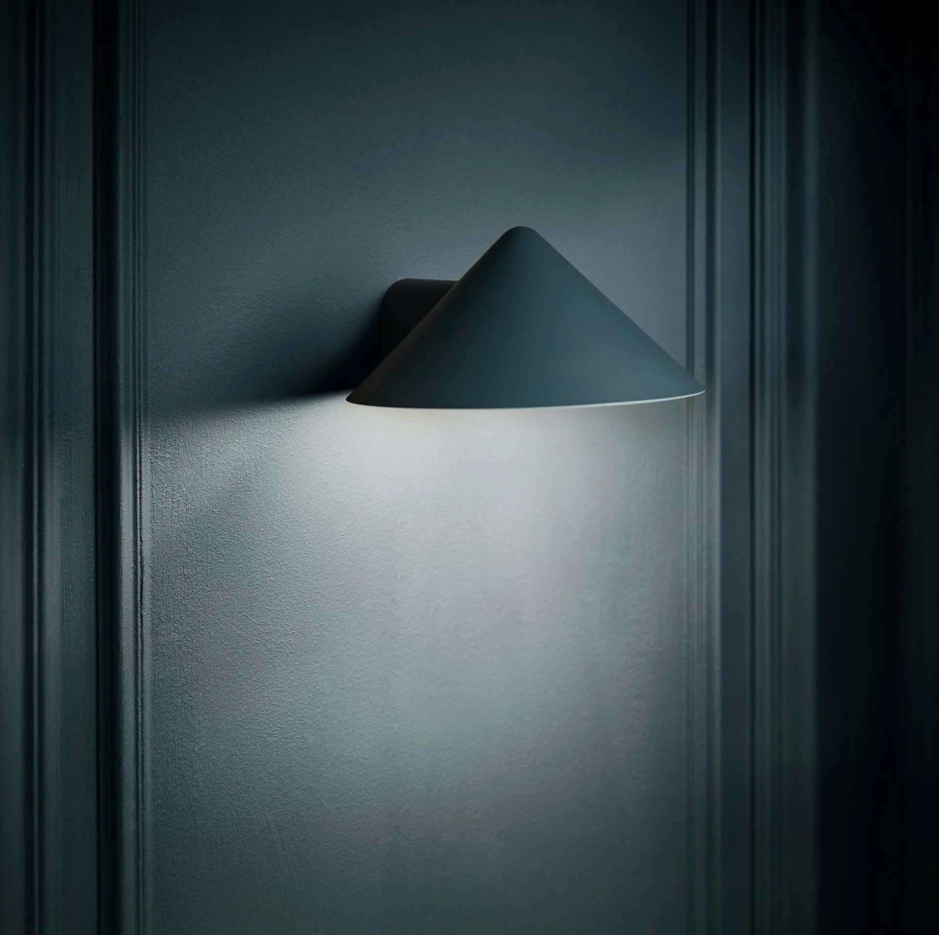 Grasp vegglampe, Matt Petroleum Frandsen