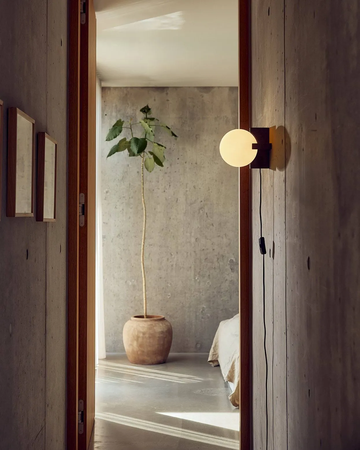 Hito bord-/vegglampe, Black-white Frandsen