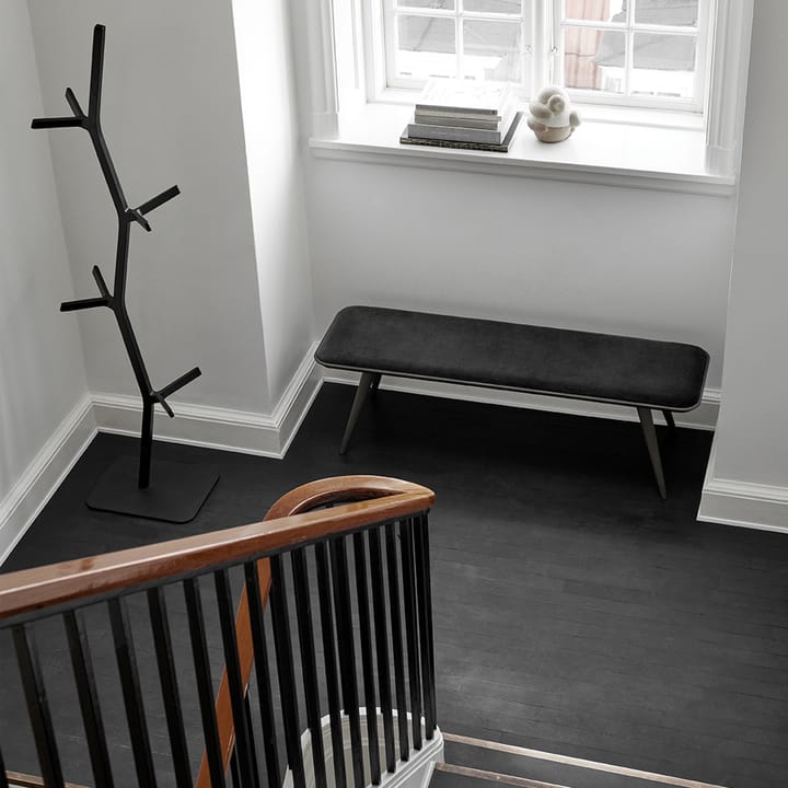 Nara kleshenger, Svartbeiset ask-svartlakkert stål Fredericia Furniture