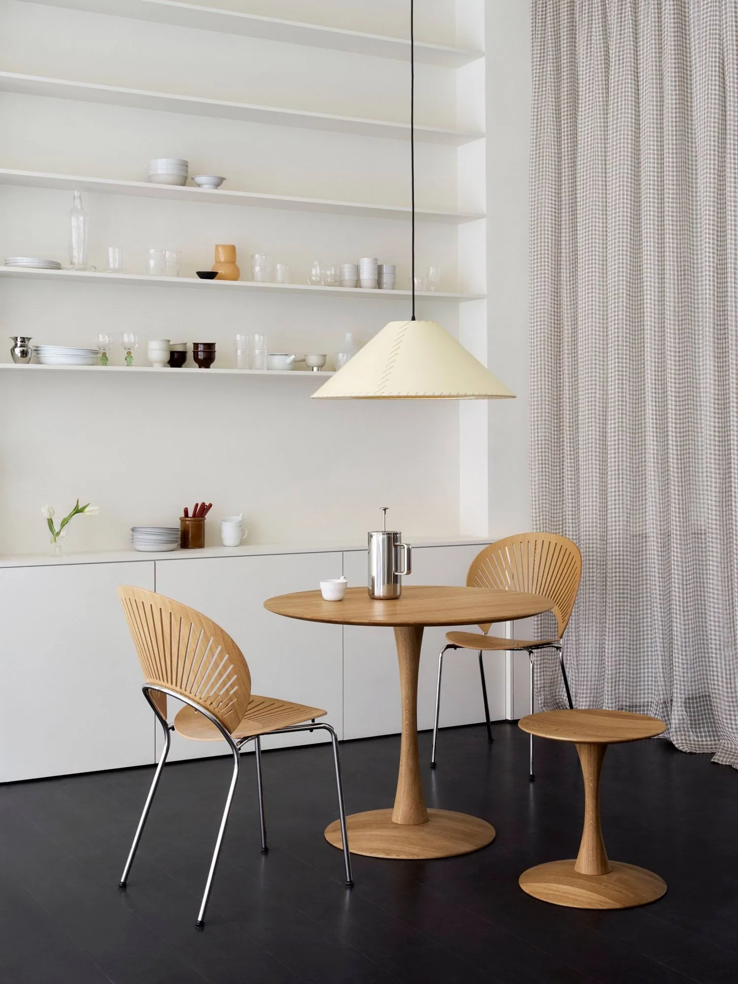 ND105 Trisse krakk, Røkt oljet eik, Ø40x46 cm Fredericia Furniture