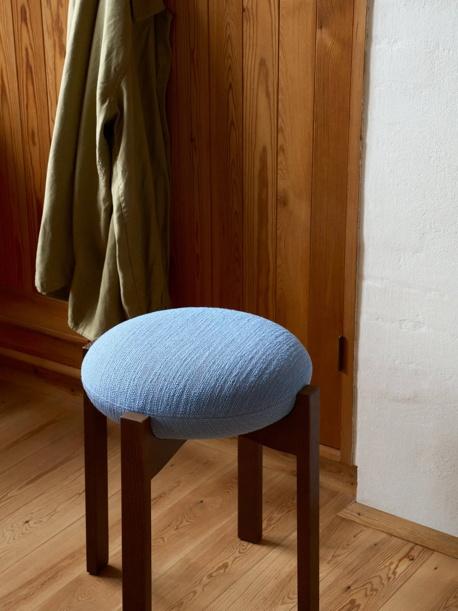 Pioneer krakk lav, Odino PV82 light blue-lakkert eik Fredericia Furniture