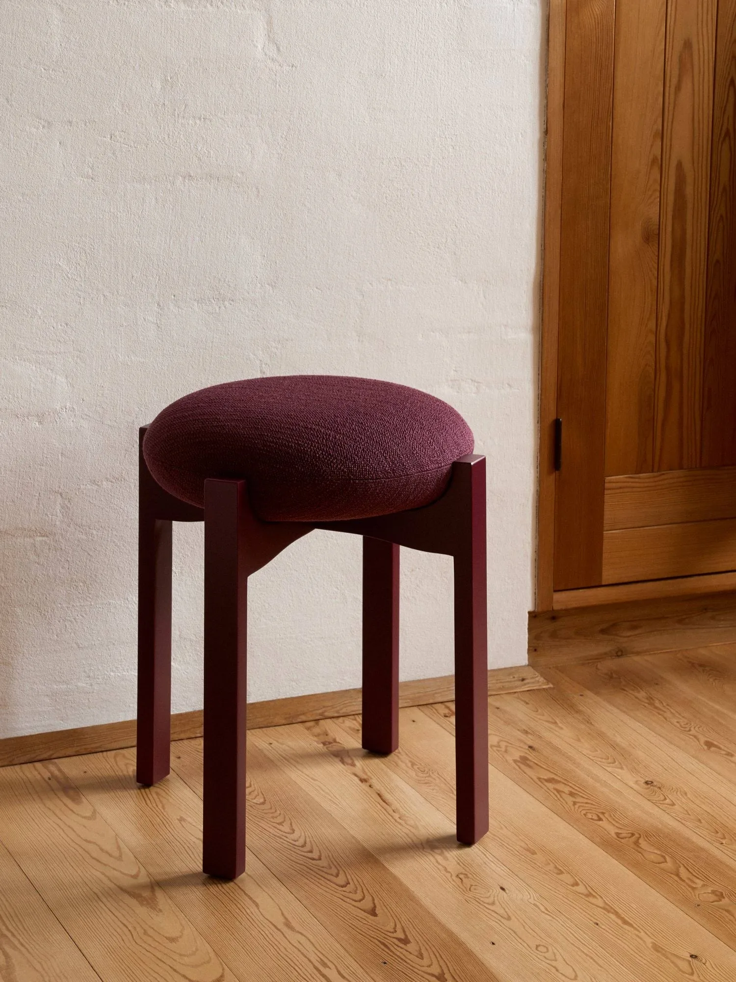 Pioneer krakk lav, Odino RC43 bordeaux-bordeaux bøk Fredericia Furniture