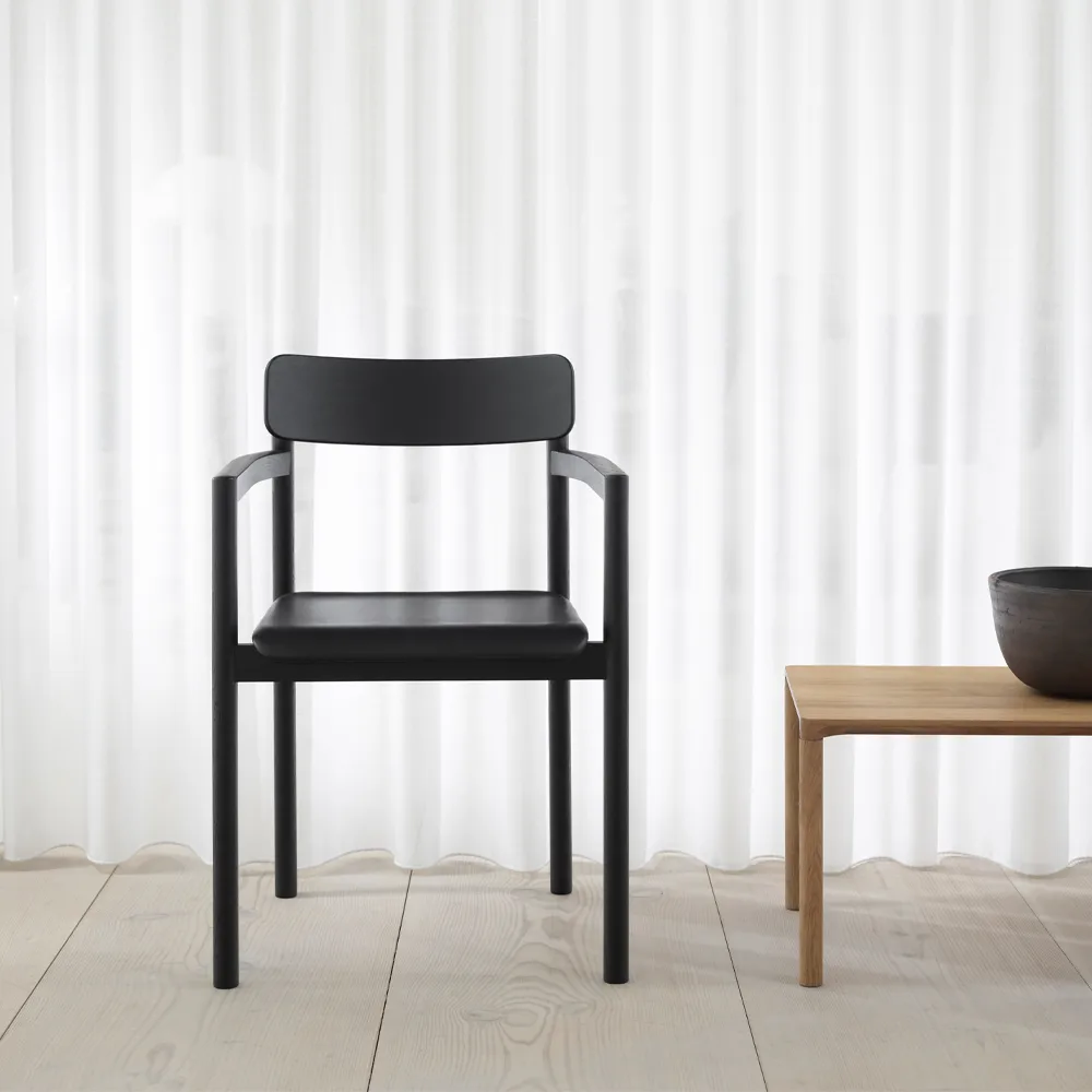 Post 3445 karmstol, Lakkert eik Fredericia Furniture