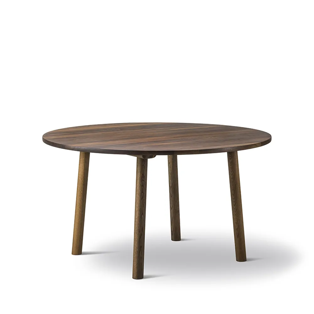 Taro 6121 spisebord, Røkt eik, ø120 cm Fredericia Furniture