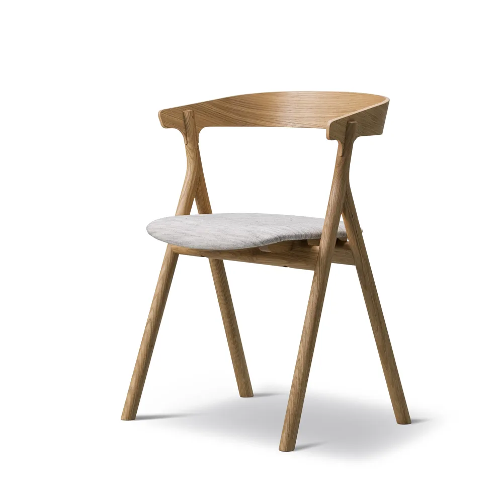 Yksi 3341 stol, Canvas 114 sand-lakkert eik Fredericia Furniture