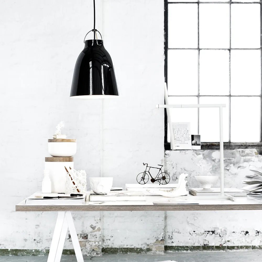 Caravaggio 2 pendel, Sort blank-rød tekstilledning Fritz Hansen