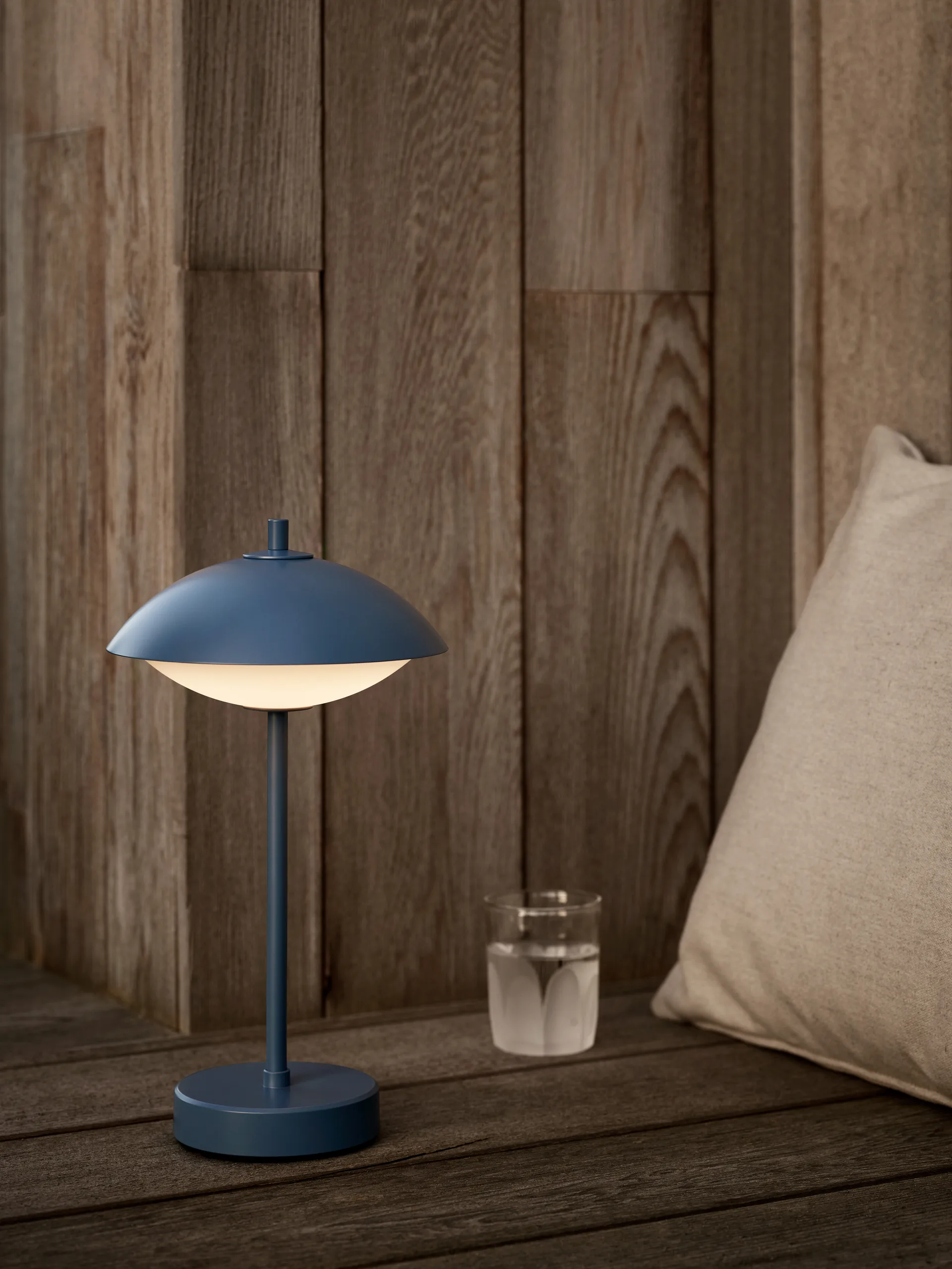 Clam bærbar bordlampe 31 cm, Dusk blue Fritz Hansen
