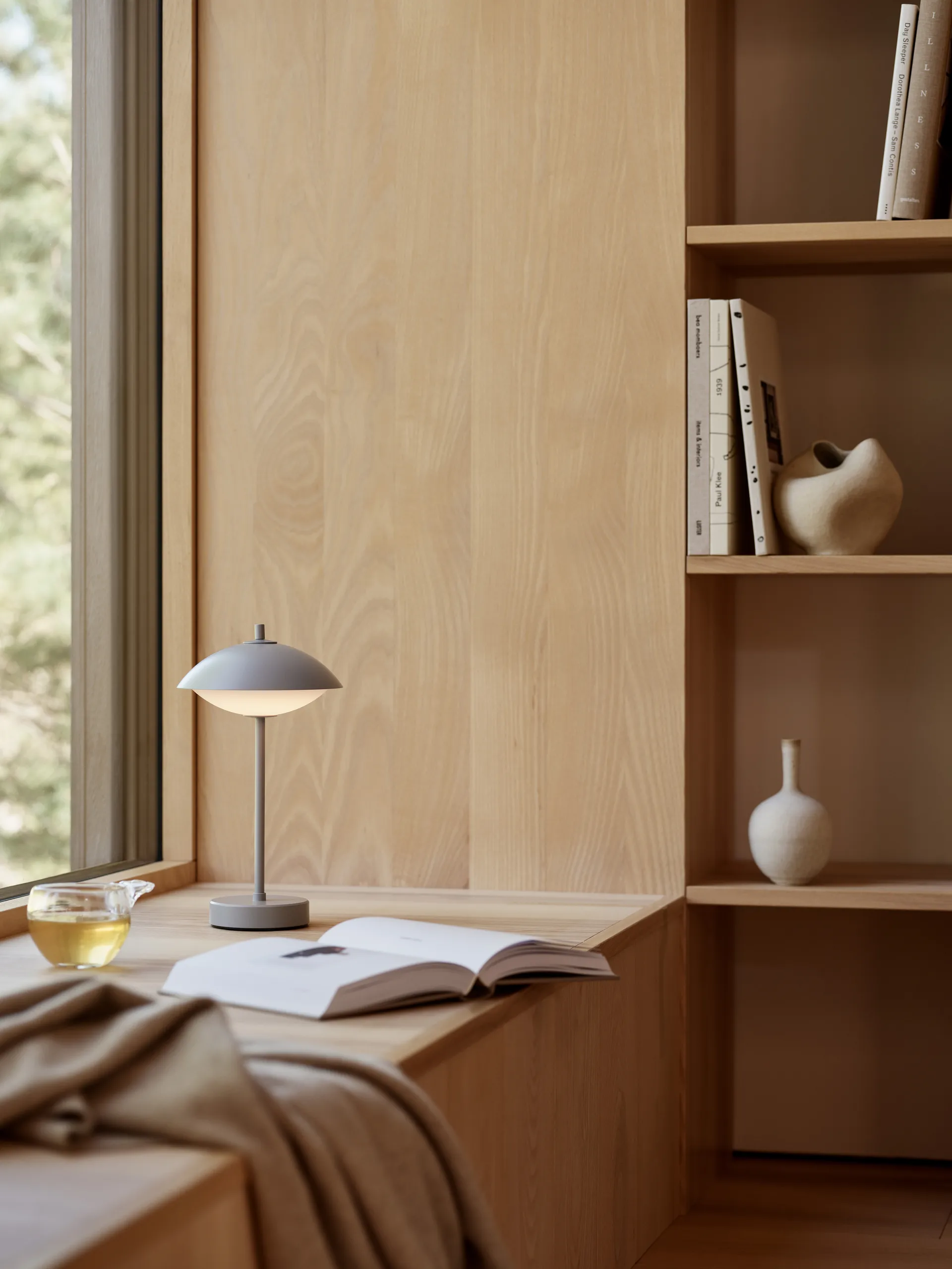 Clam bærbar bordlampe 31 cm, Nine grey Fritz Hansen