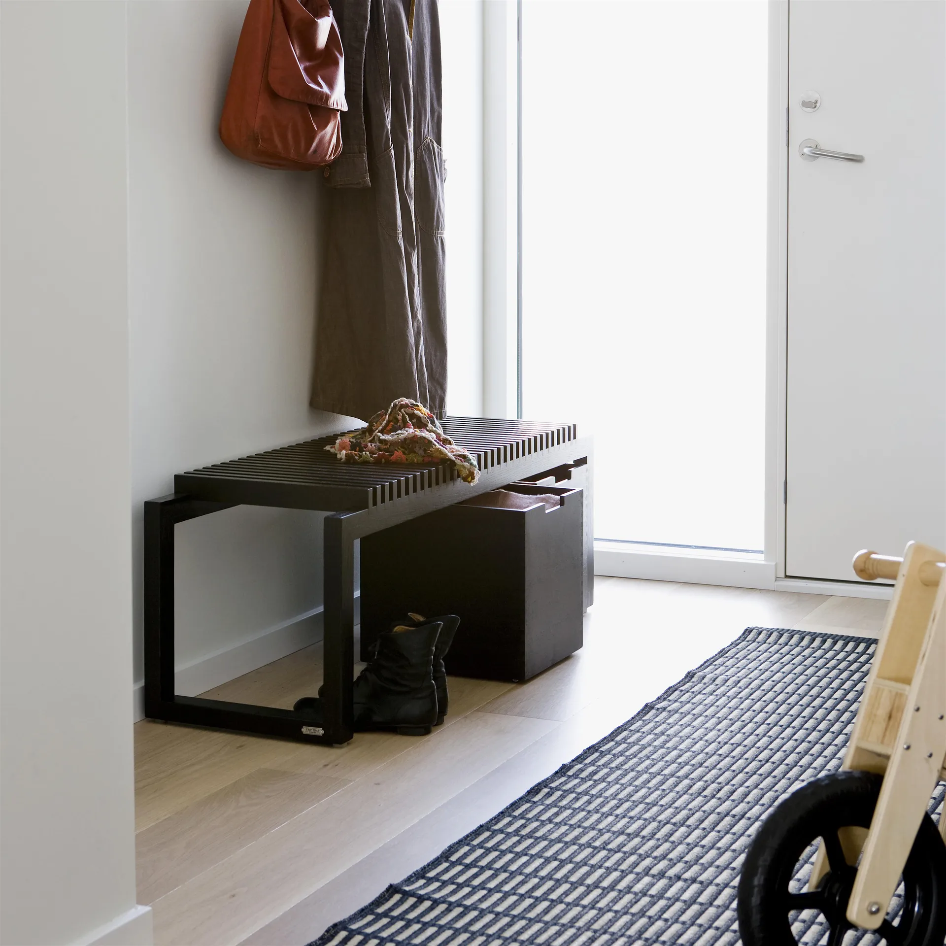 Cutter benk 121 cm, svartlakkert eik Fritz Hansen