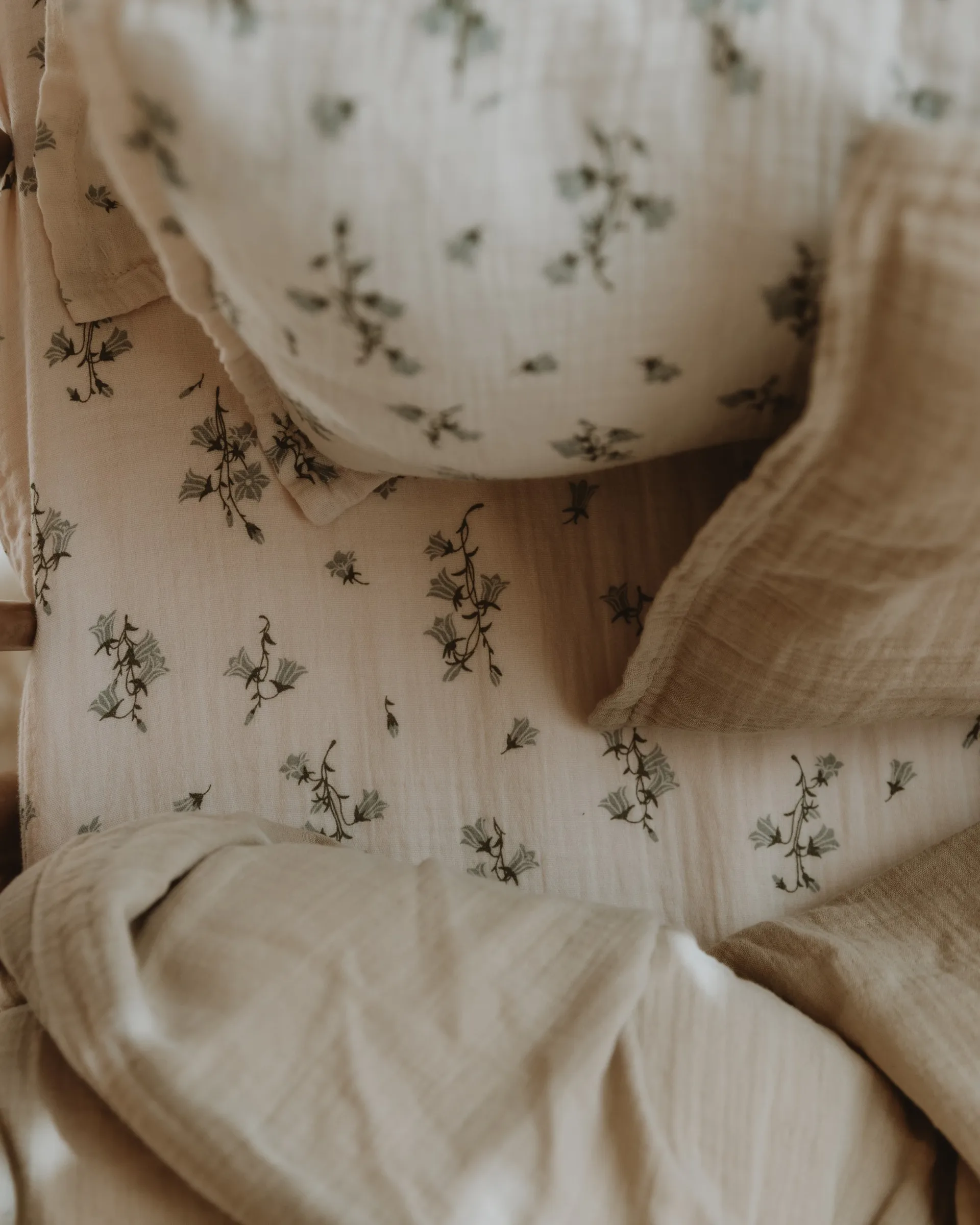 Bluebell Muslin dra-på-laken, 70x140x20 cm Garbo&Friends