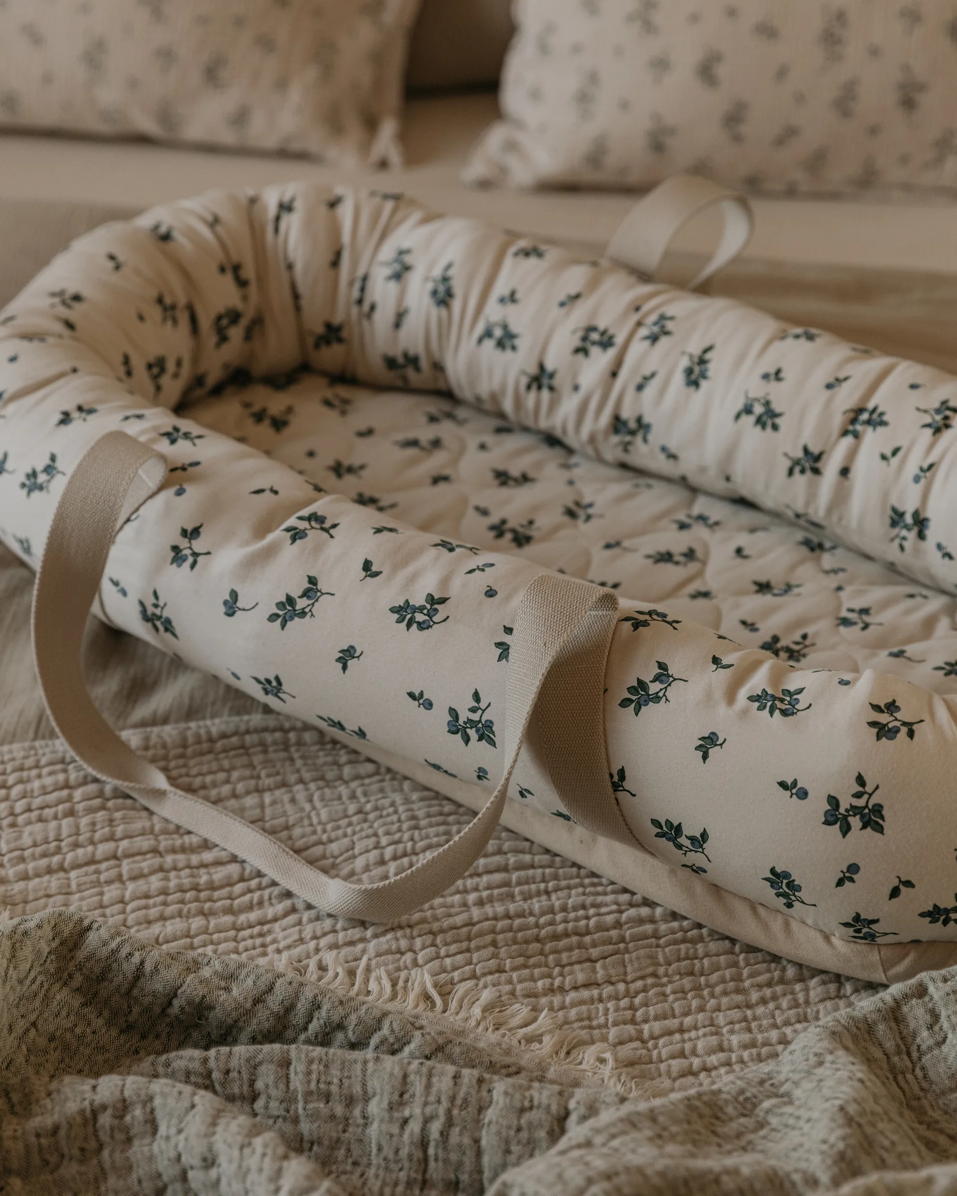 Blueberry Satin quiltet babynest, 43x87x16 cm Garbo&Friends