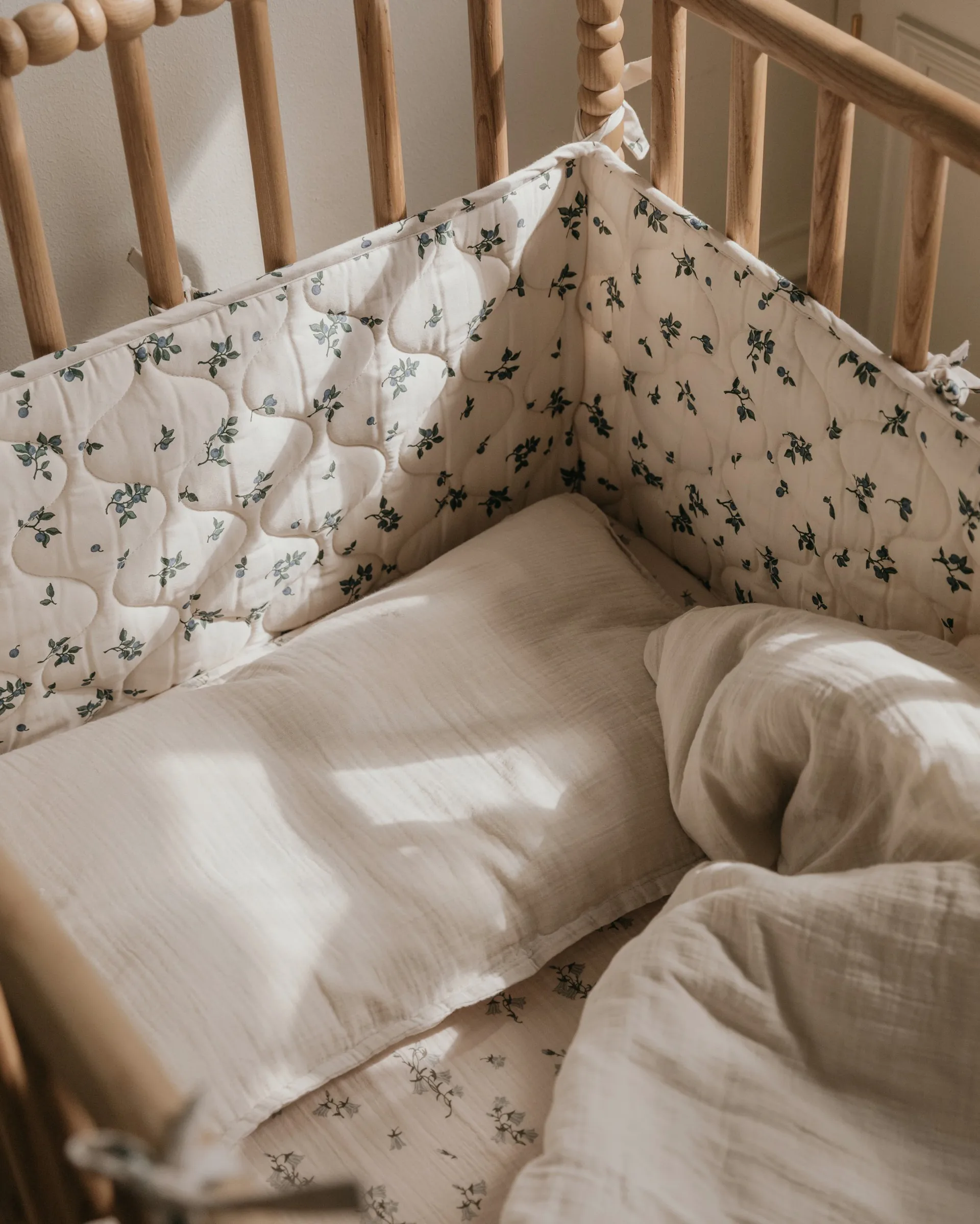 Blueberry Satin quiltet sprinkelbeskytter, 30x360 cm Garbo&Friends