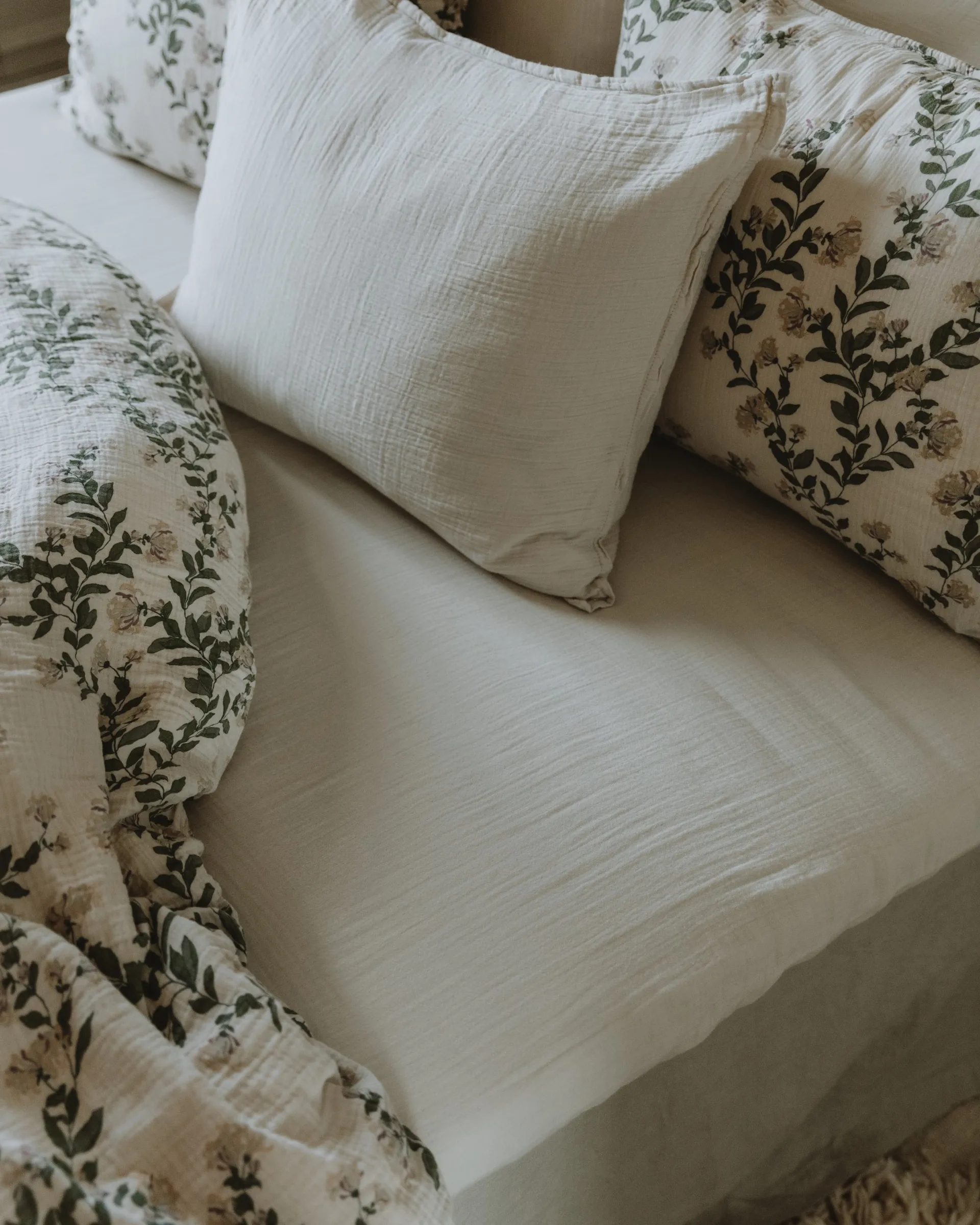 Eggshell Muslin dra-på-laken, 180x200x30 cm Garbo&Friends