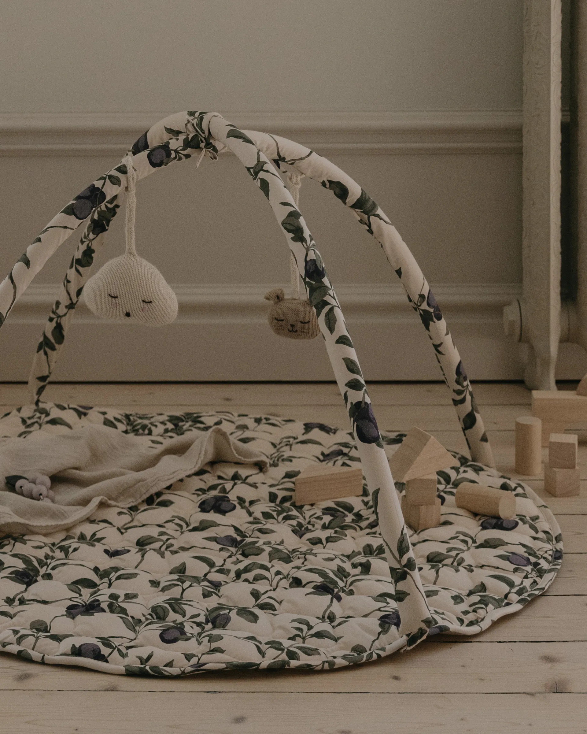 Plum Satin quiltet babygym, Ø90 cm Garbo&Friends