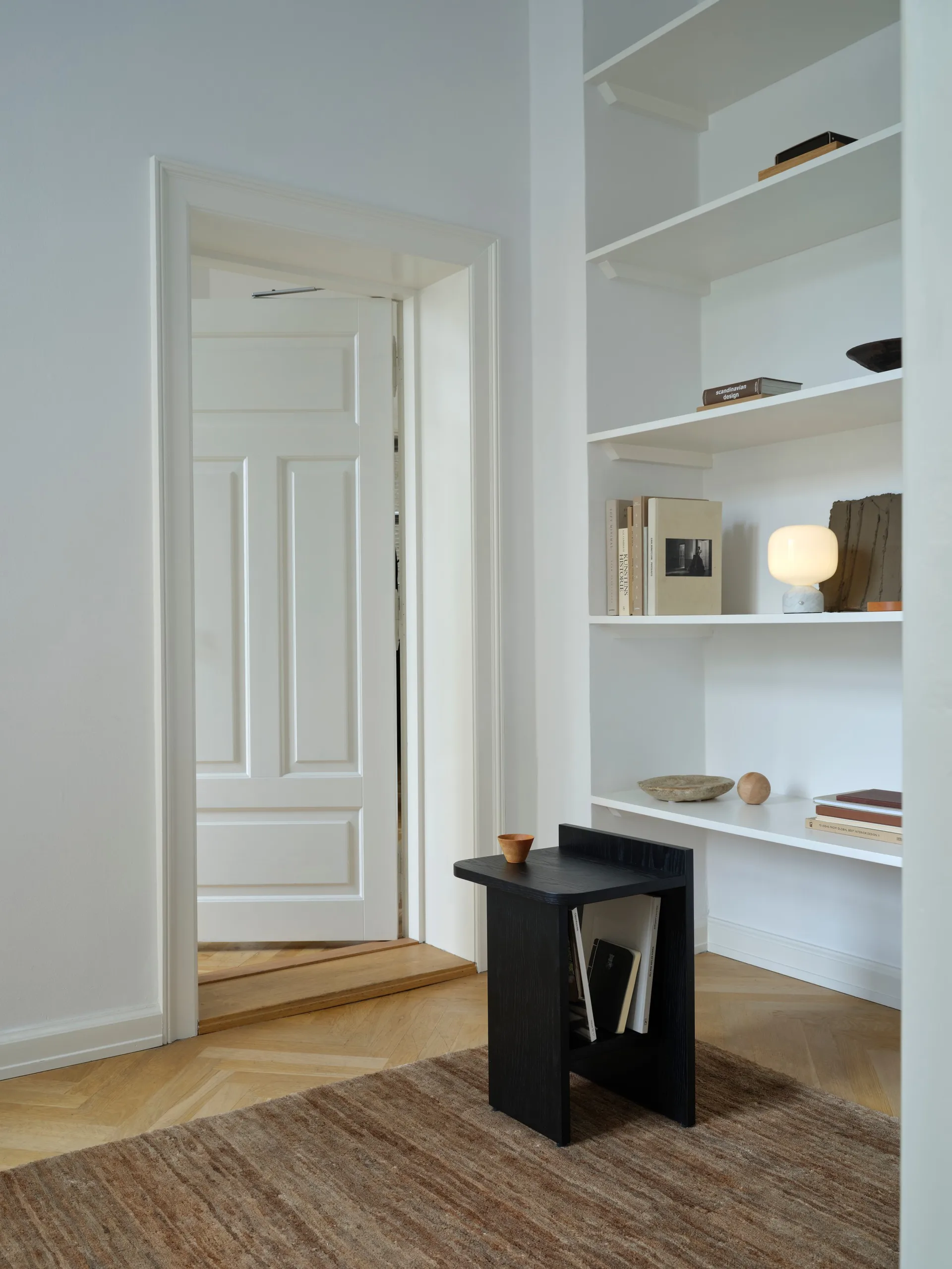 Ismo sidebord, Svart ask Gejst