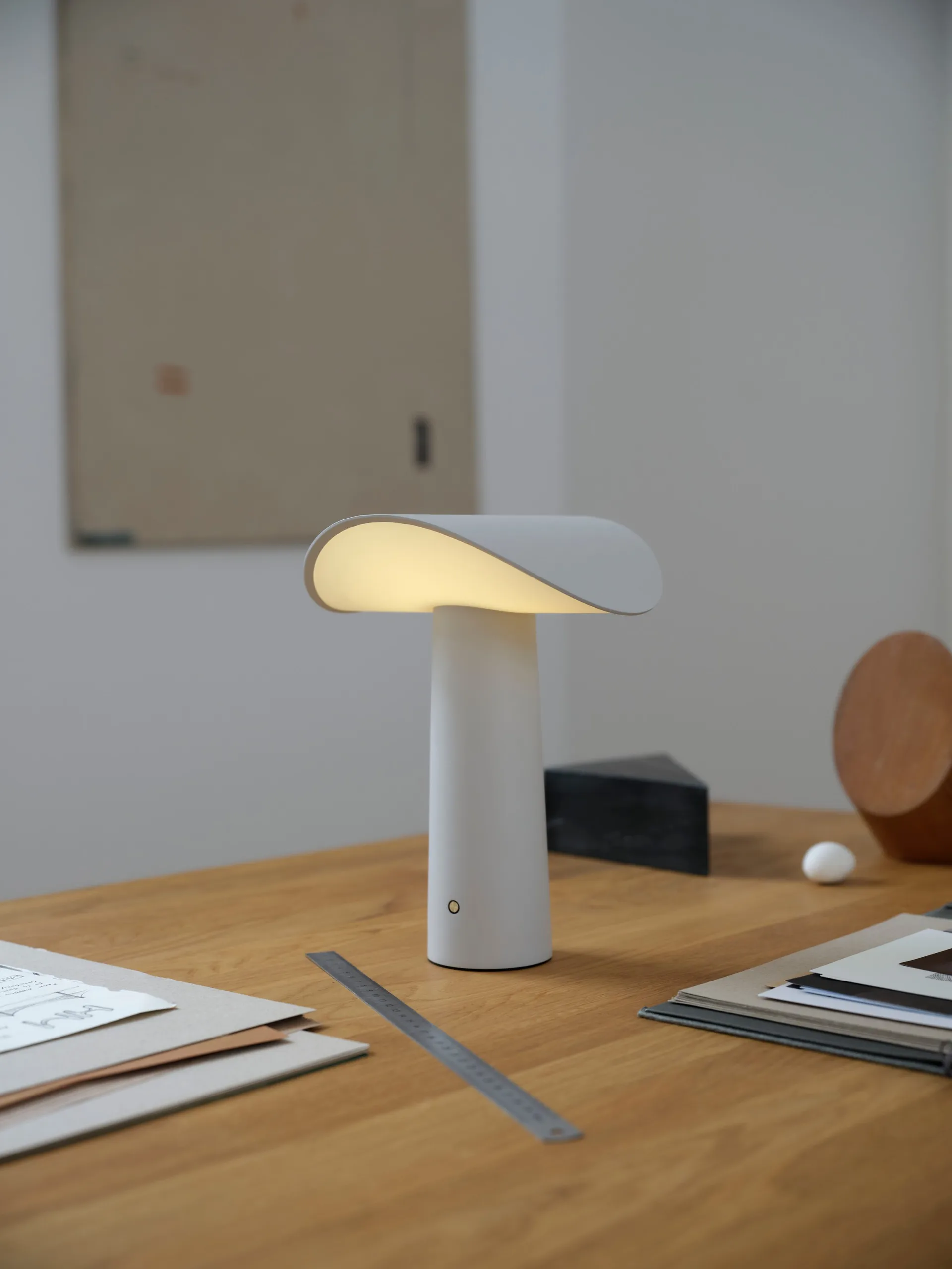 Lium bærbar bordlampe 22,5 cm, Warm grey Gejst