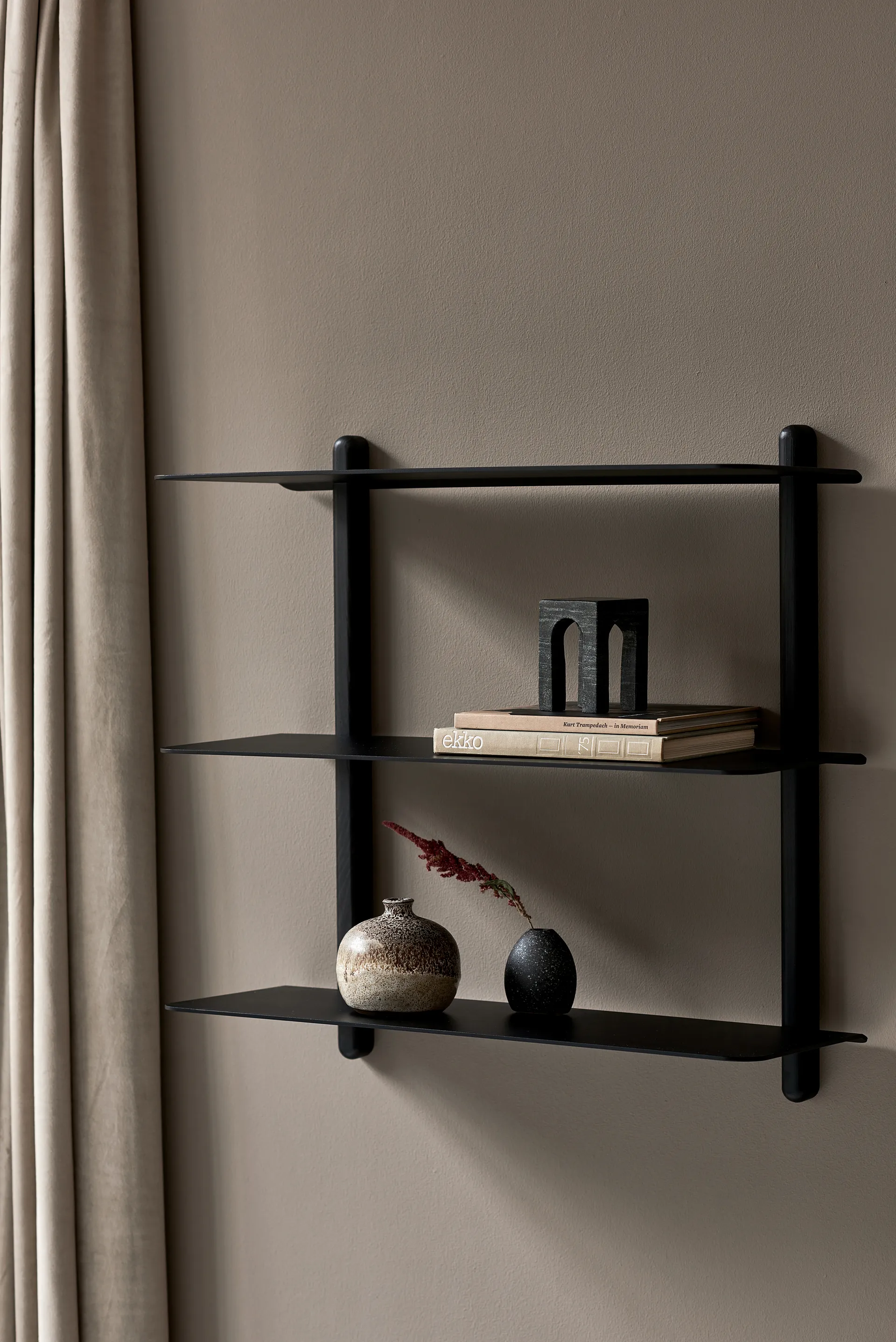 Nivo hylle A large, Svartbeiset ask-svart Gejst