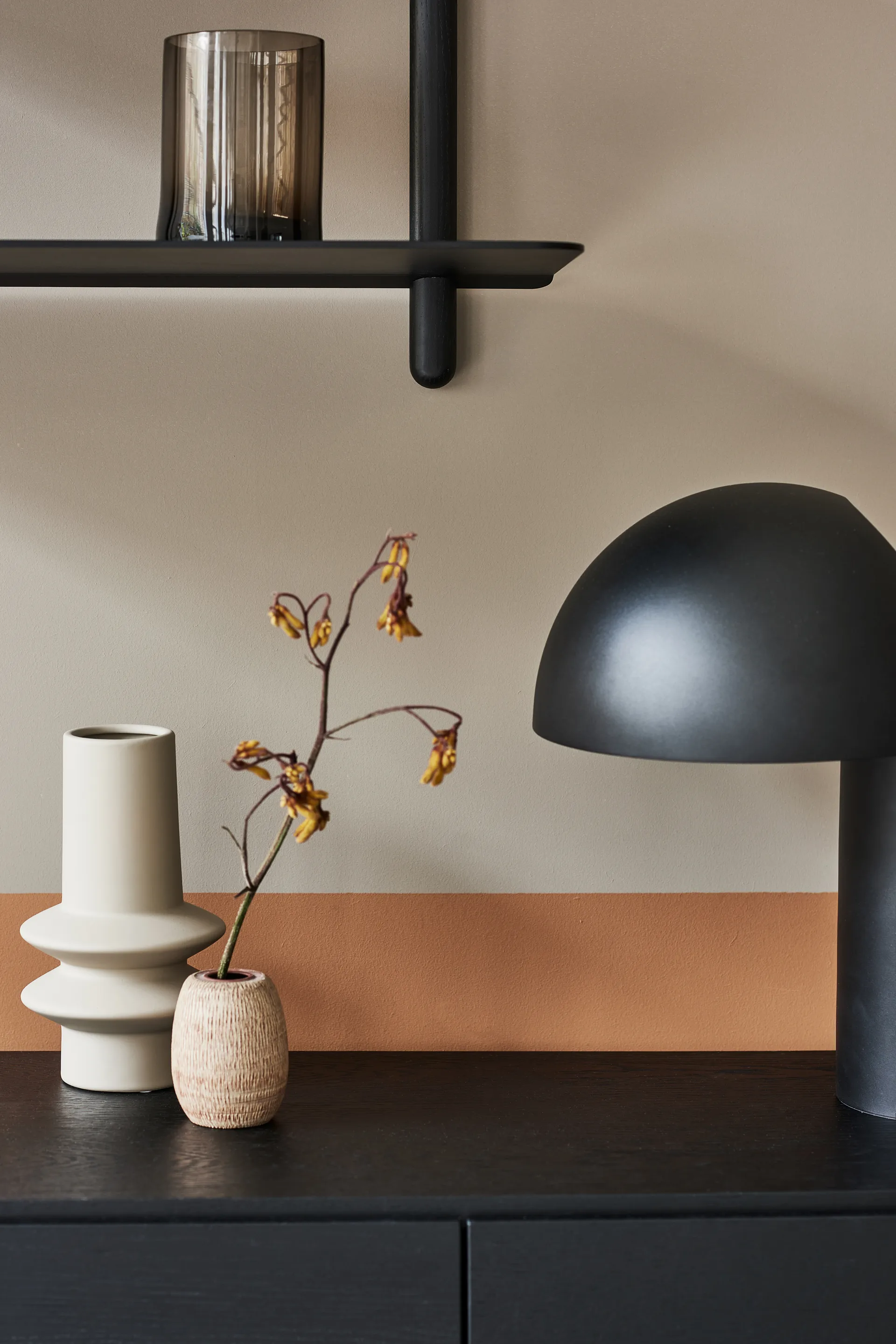 Nivo hylle F large, Svartbeiset ask-svart Gejst