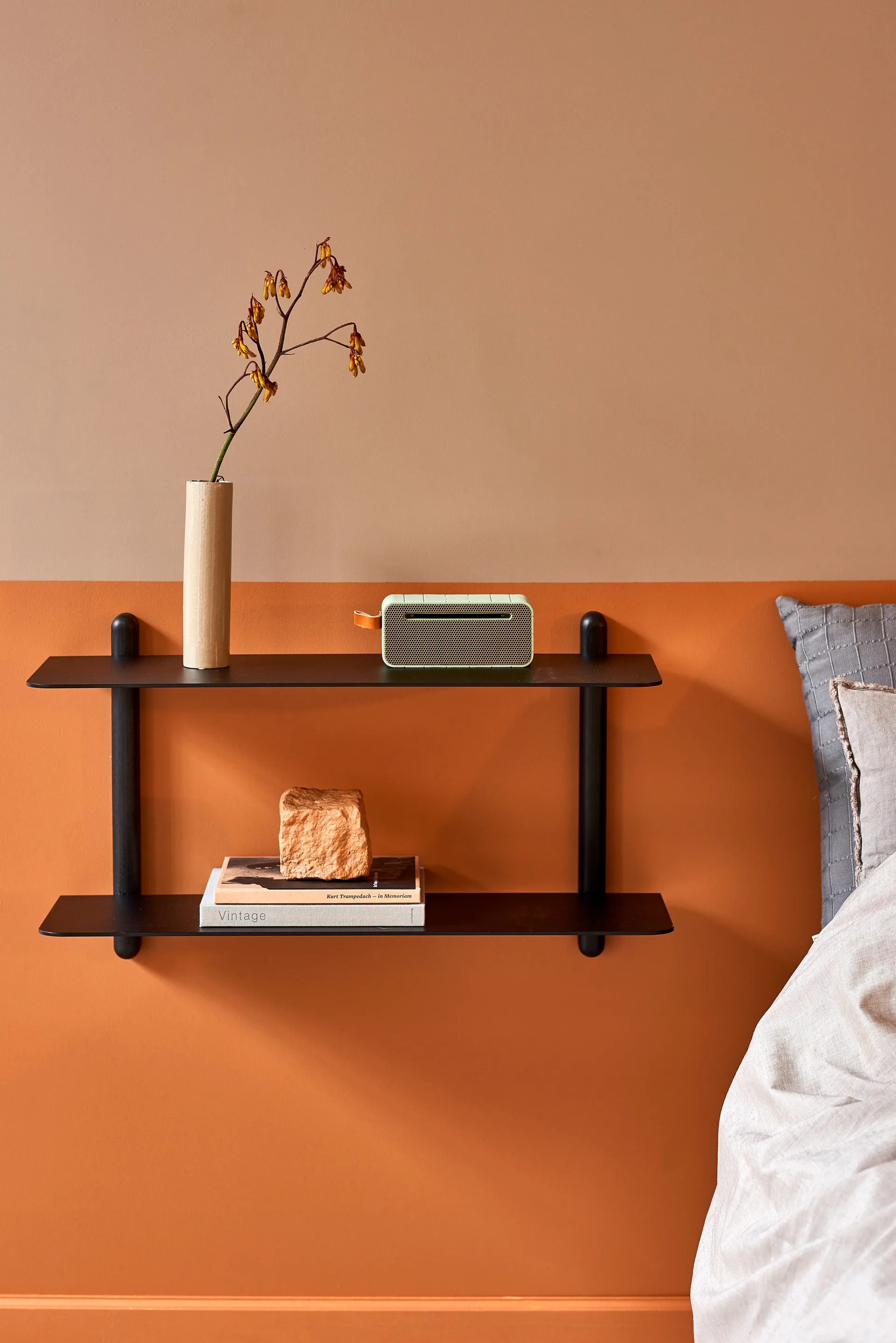 Nivo hylle F large, Svartbeiset ask-svart Gejst