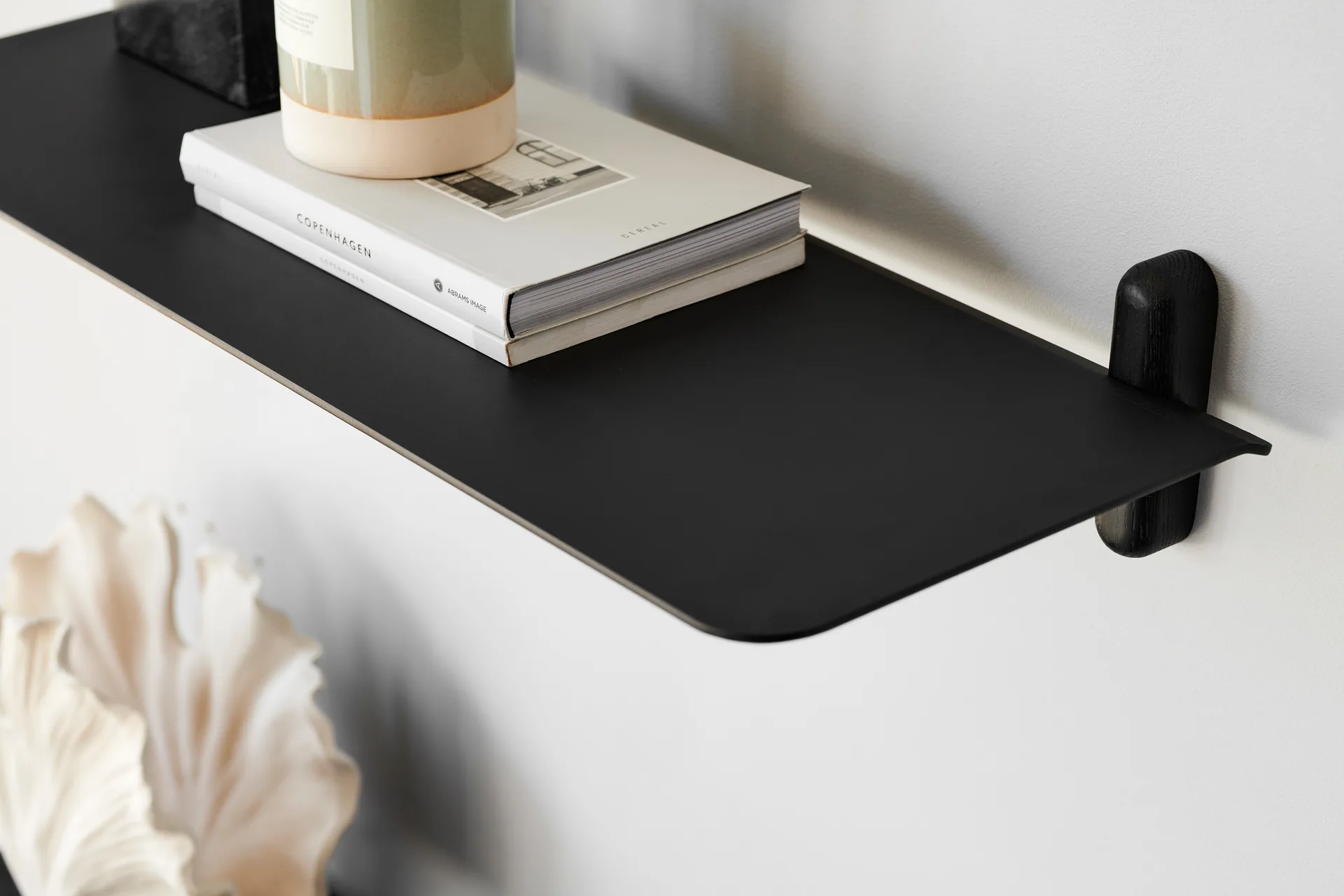 Nivo hylle G large, Svartbeiset ask-svart Gejst