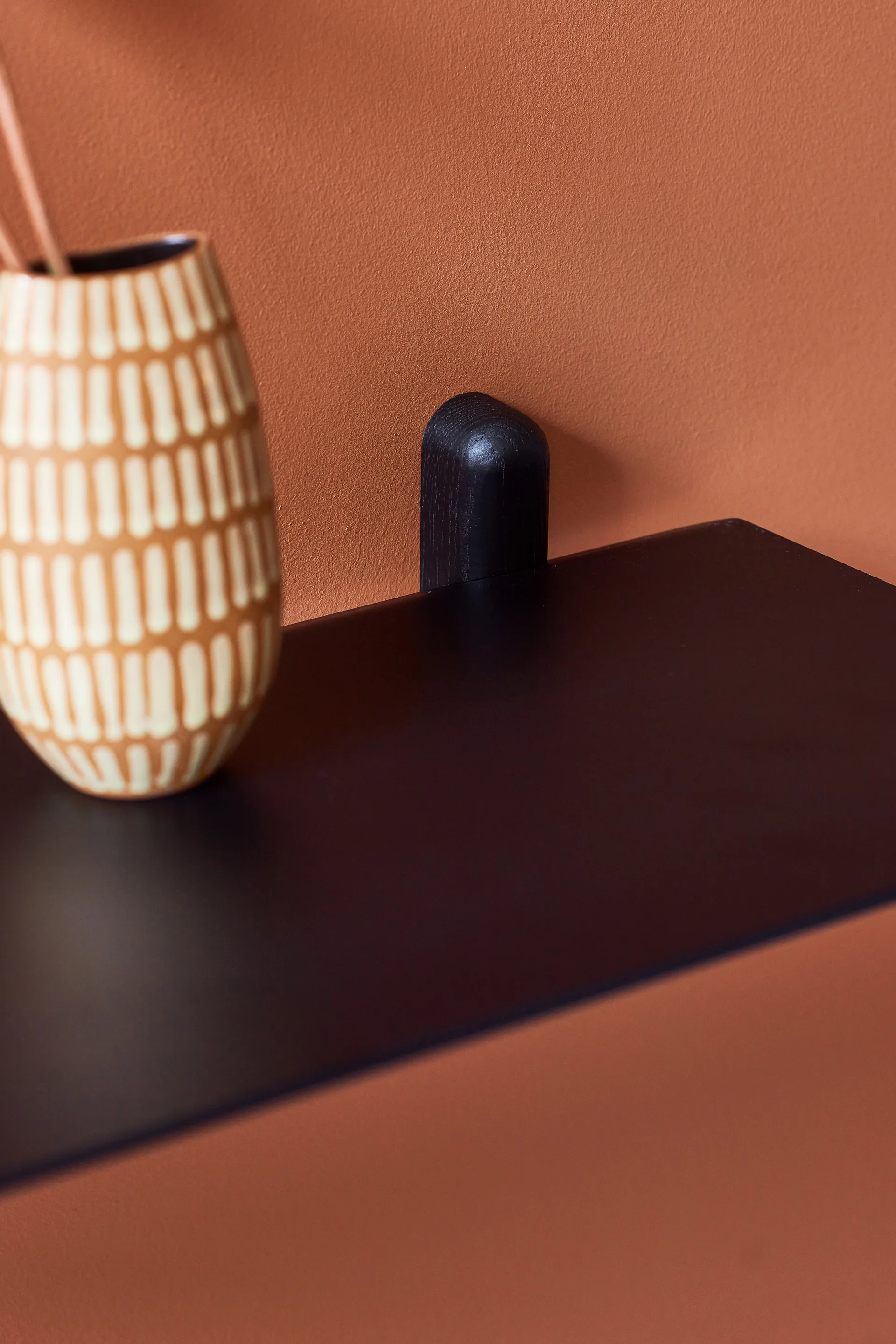 Nivo hylle G large, Svartbeiset ask-svart Gejst