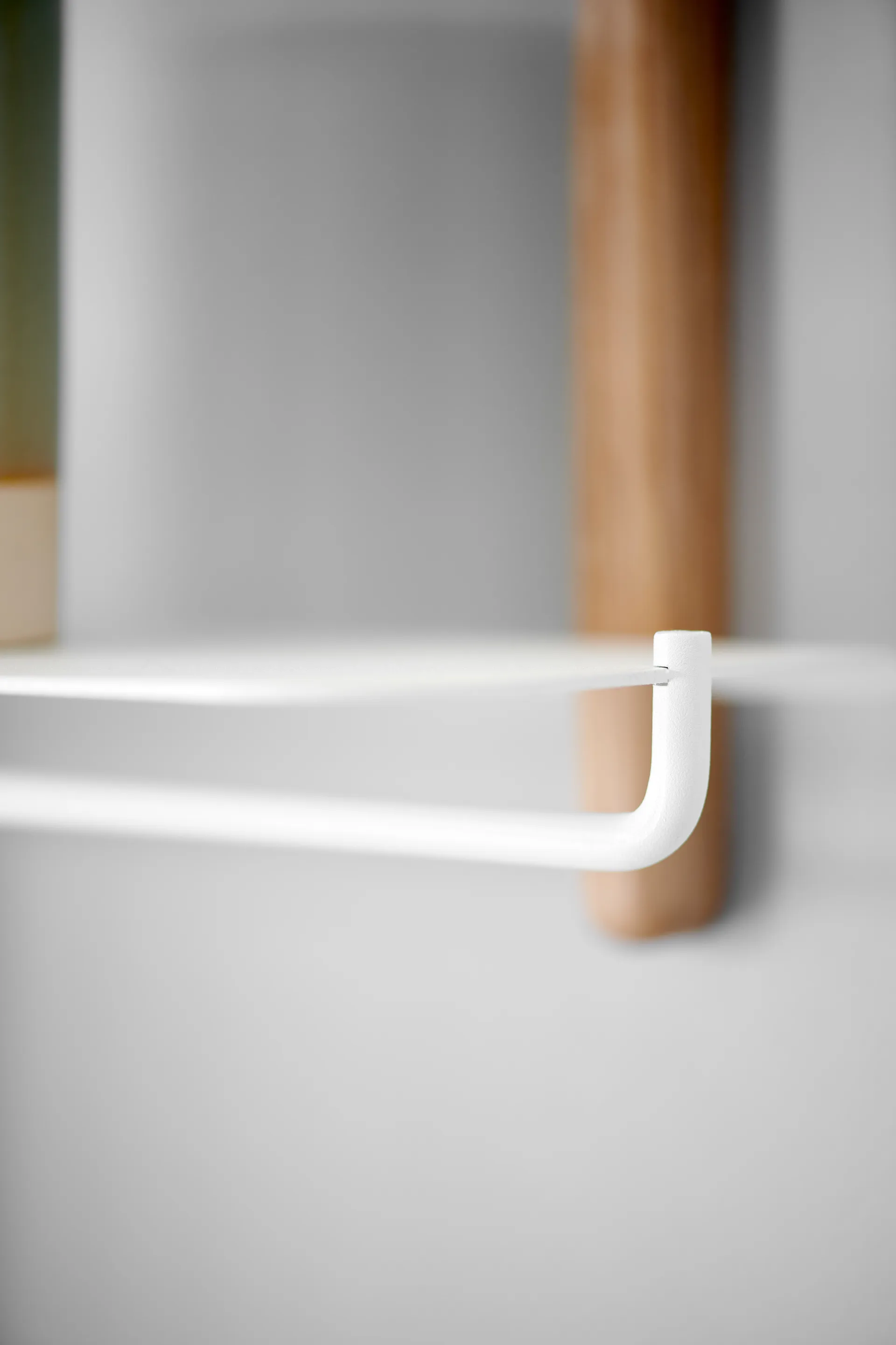 Nivo stang til hylle, Hvit Gejst