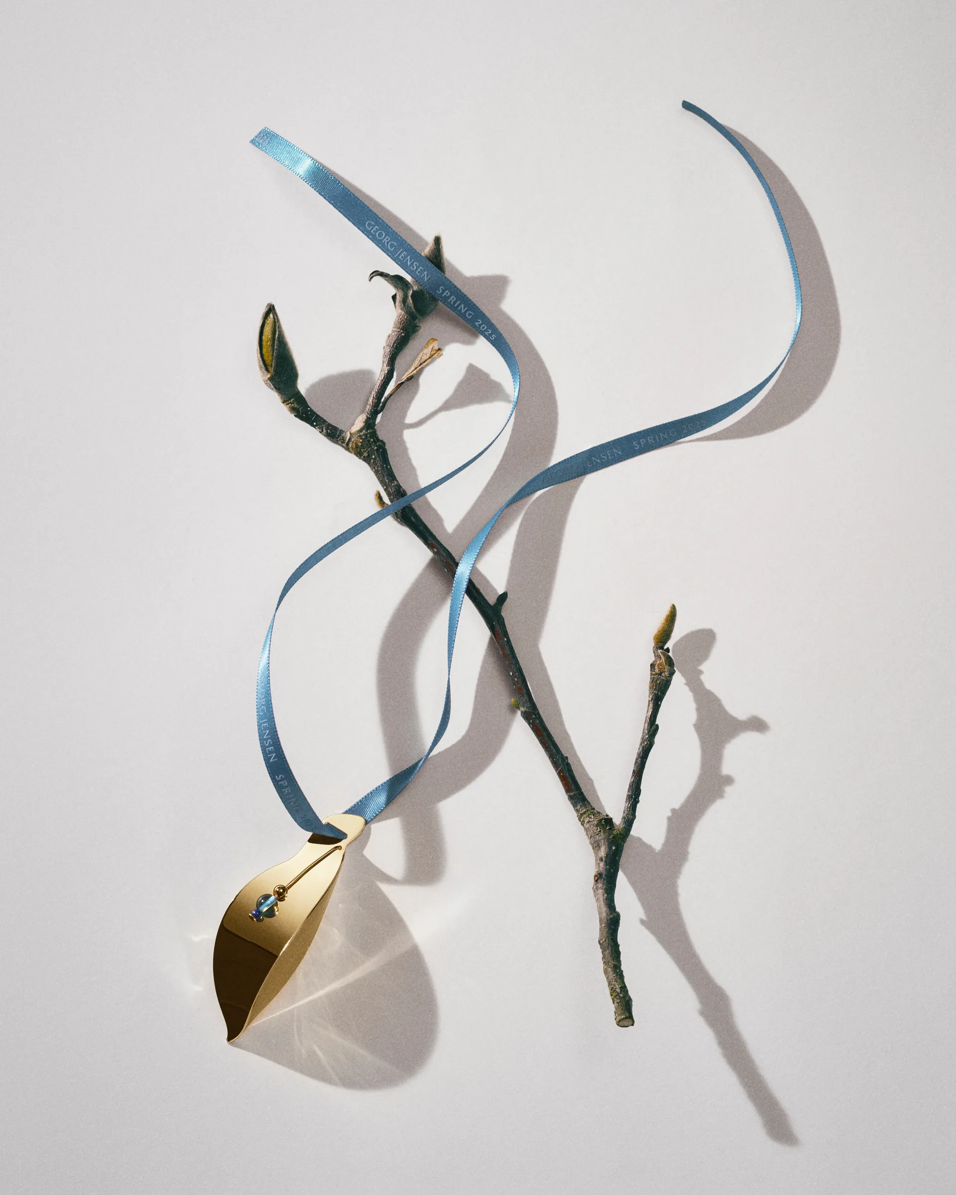 Spring 2025 dekorasjonsblad påskeanheng, Gullbelagt rustfritt stål Georg Jensen