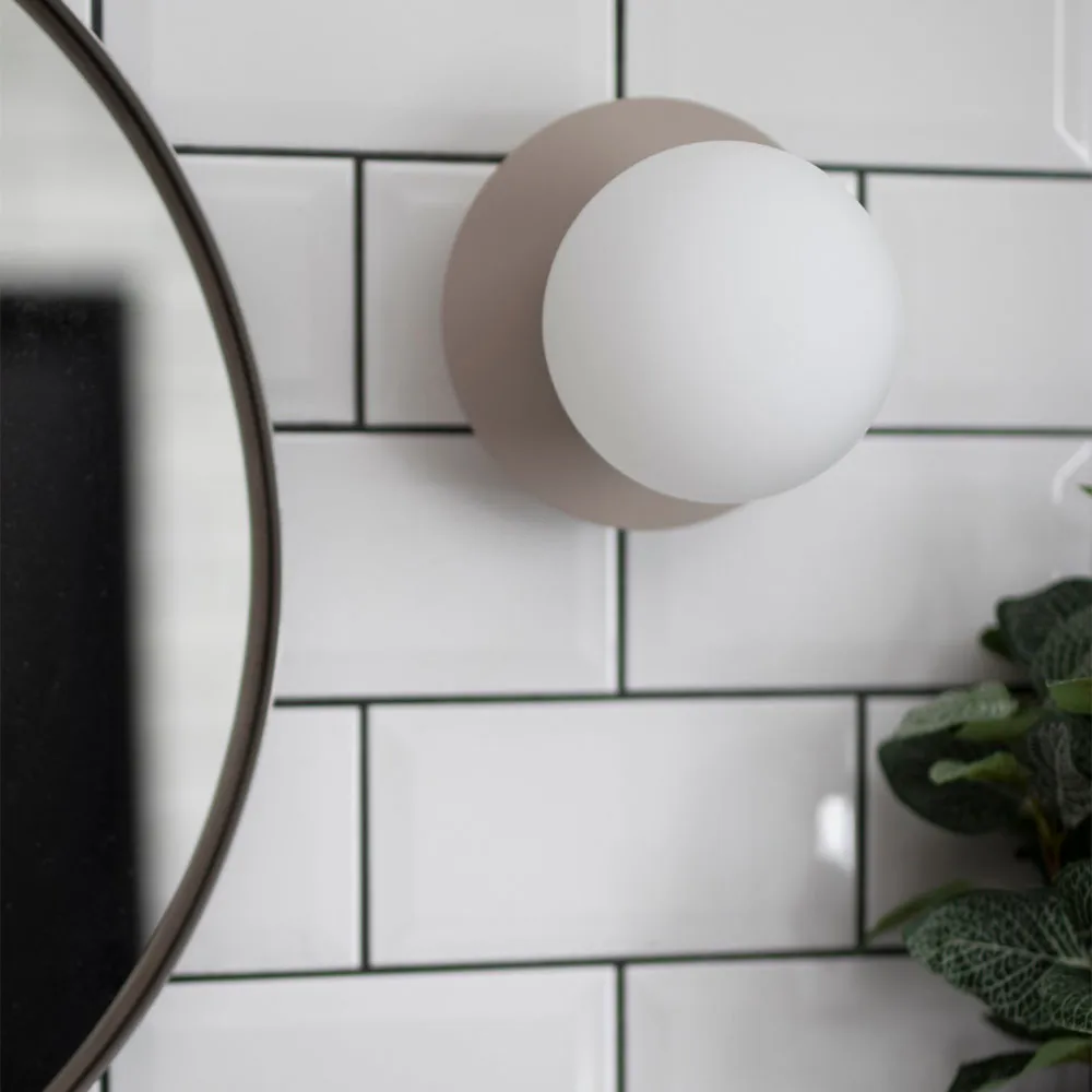 Art Deco IP44 vegglampe, Røyk/børstet messing Globen Lighting